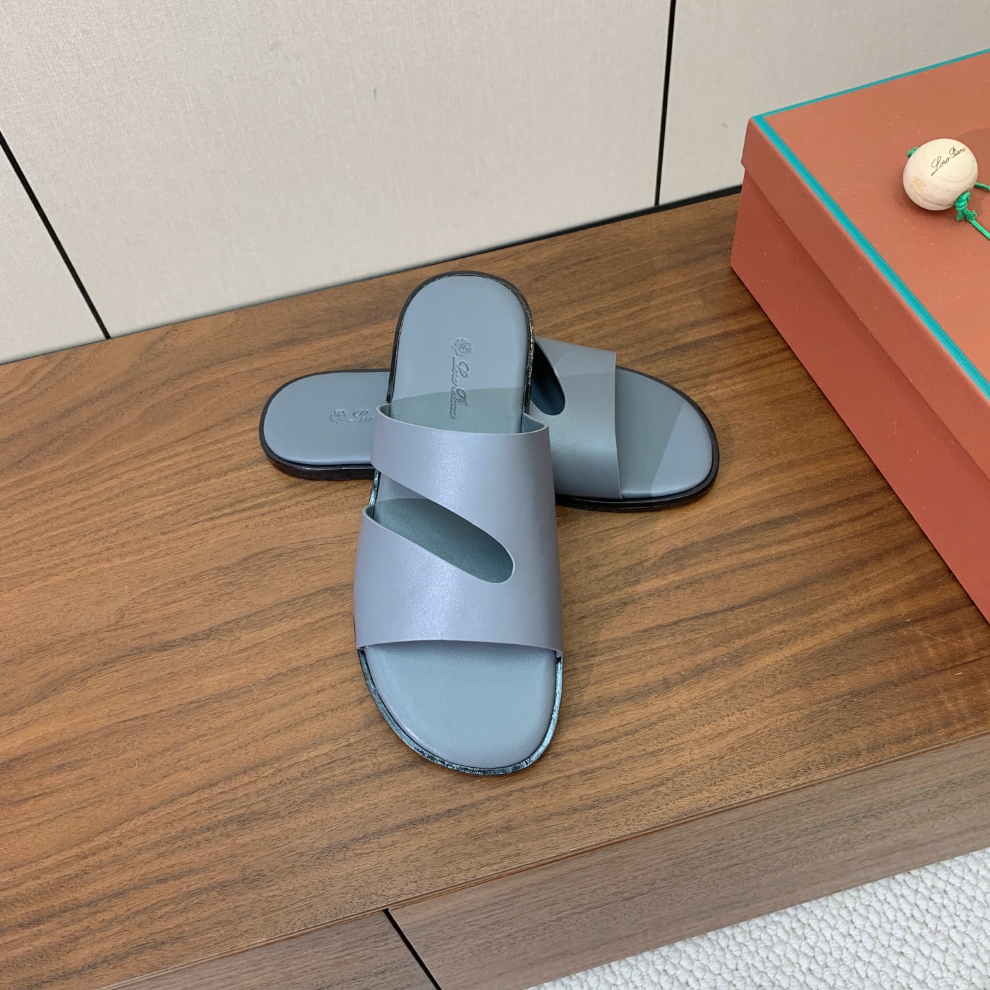 【Loro Piana】男款拖鞋。时尚性与皮料实用性同样兼具依然全网最高品质。鞋面牛皮，羊皮内里，真皮大