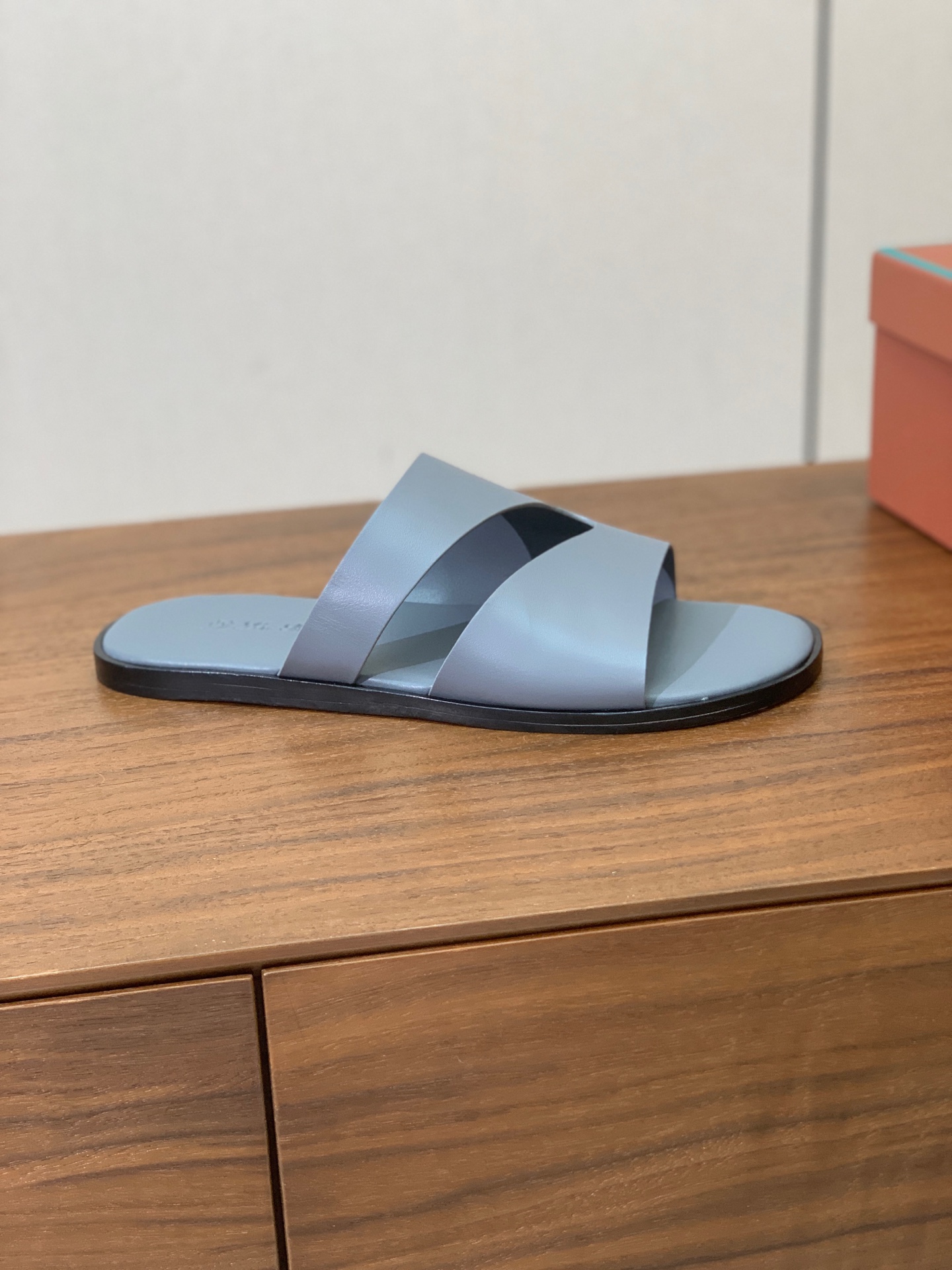 【Loro Piana】男款拖鞋。时尚性与皮料实用性同样兼具依然全网最高品质。鞋面牛皮，羊皮内里，真皮大
