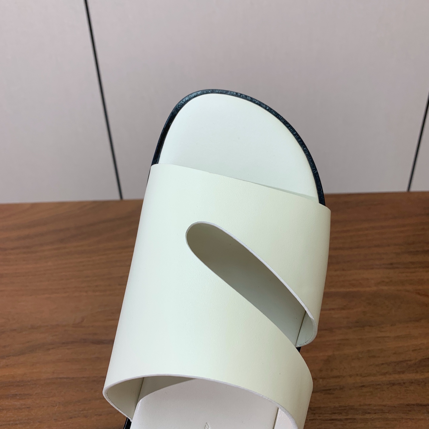 【Loro Piana】男款拖鞋。时尚性与皮料实用性同样兼具依然全网最高品质。鞋面牛皮，羊皮内里，真皮大