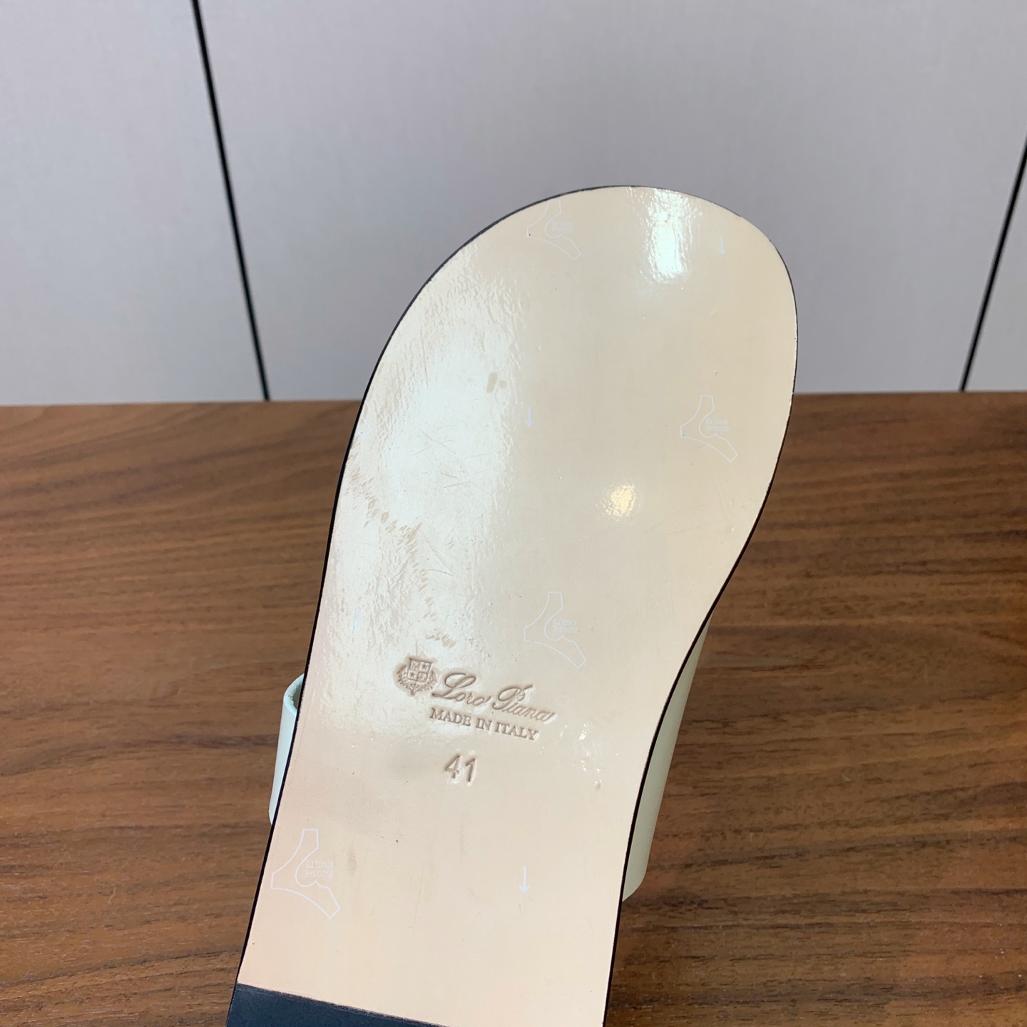【Loro Piana】男款拖鞋。时尚性与皮料实用性同样兼具依然全网最高品质。鞋面牛皮，羊皮内里，真皮大