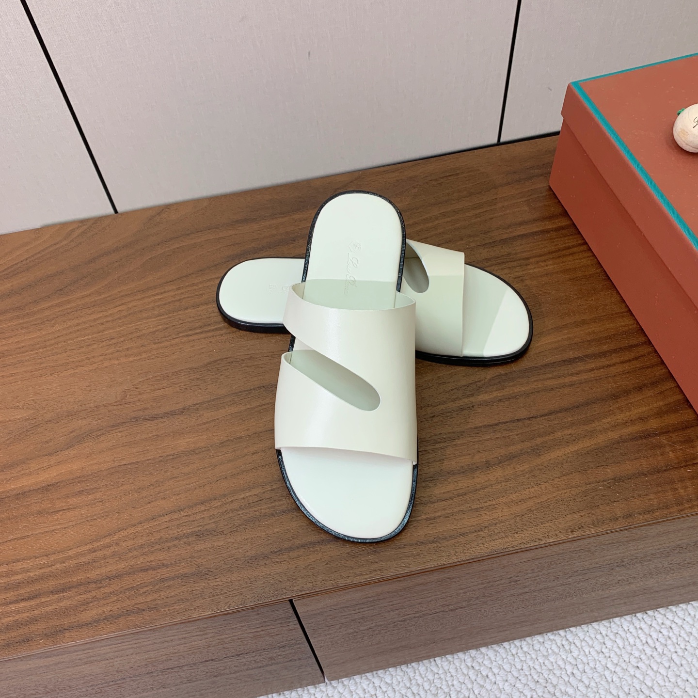 【Loro Piana】男款拖鞋。时尚性与皮料实用性同样兼具依然全网最高品质。鞋面牛皮，羊皮内里，真皮大