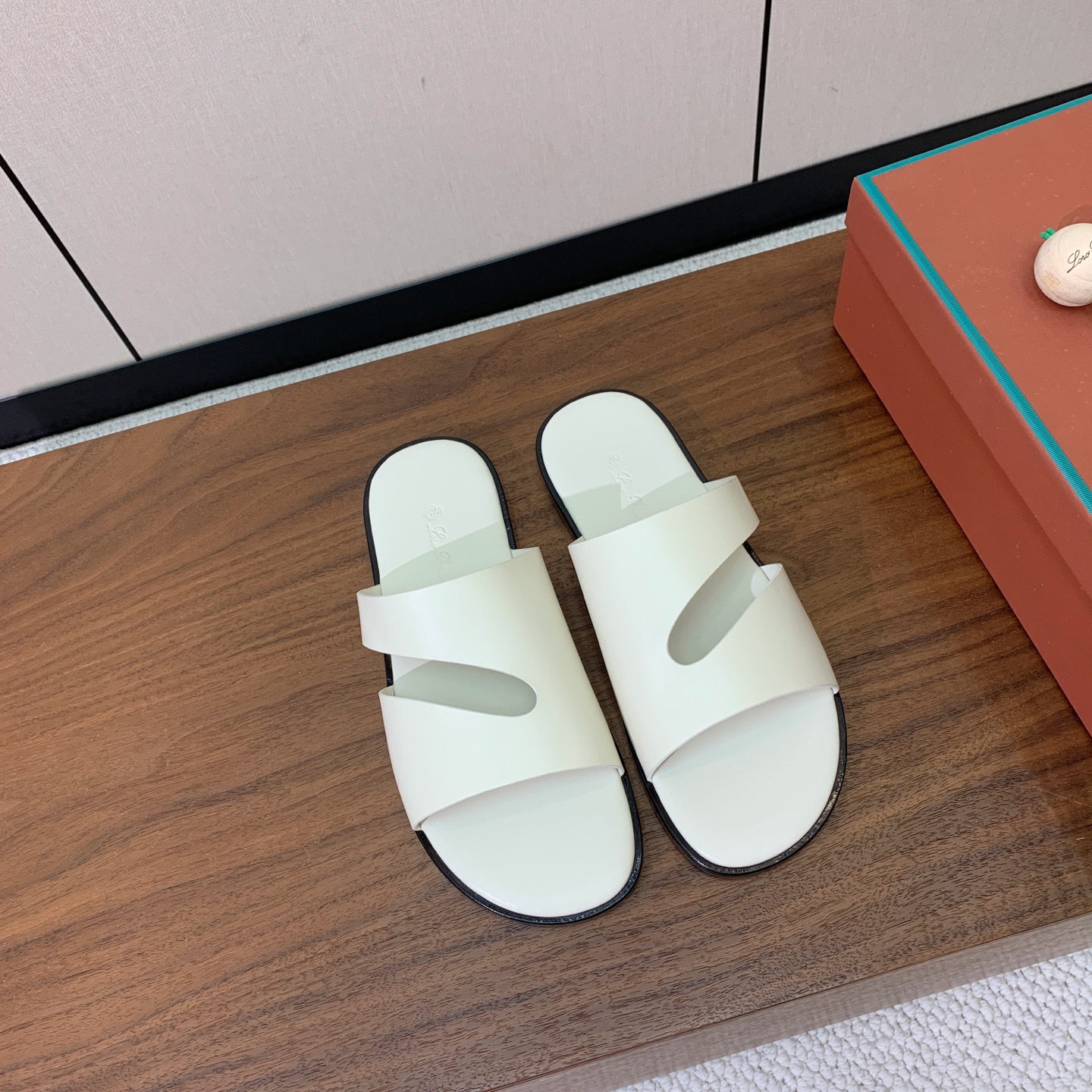 【Loro Piana】男款拖鞋。时尚性与皮料实用性同样兼具依然全网最高品质。鞋面牛皮，羊皮内里，真皮大