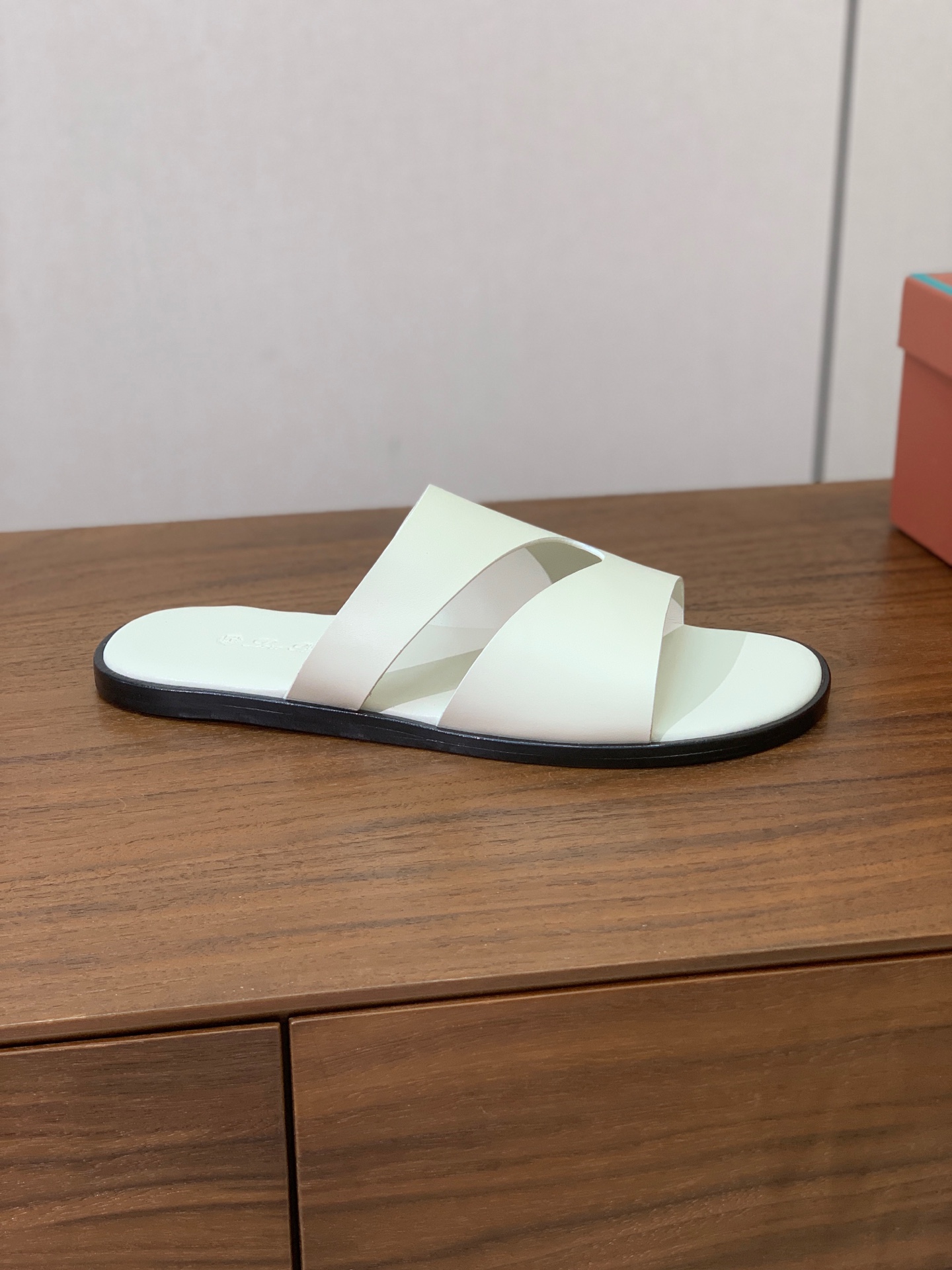 【Loro Piana】男款拖鞋。时尚性与皮料实用性同样兼具依然全网最高品质。鞋面牛皮，羊皮内里，真皮大