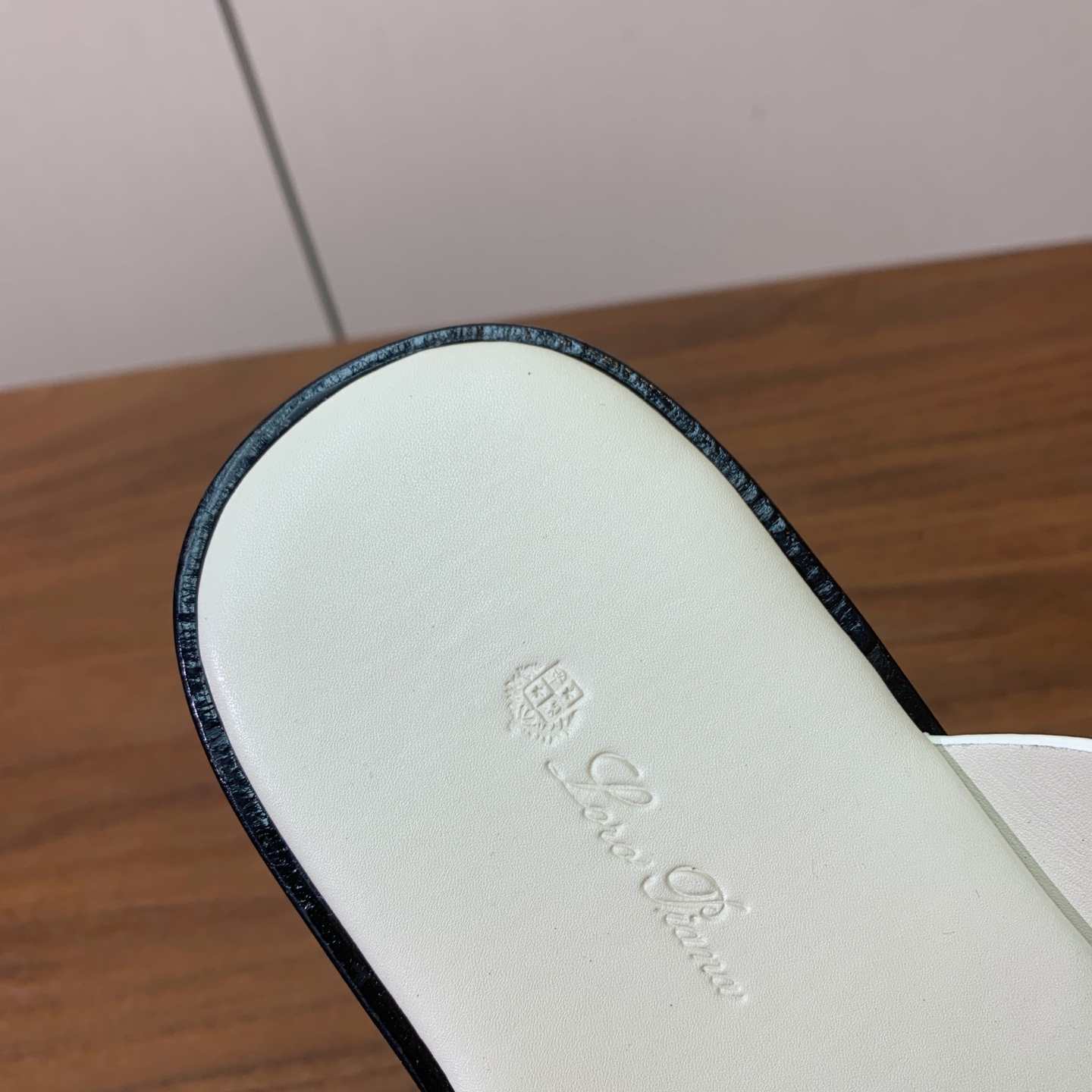 【Loro Piana】男款拖鞋。时尚性与皮料实用性同样兼具依然全网最高品质。鞋面牛皮，羊皮内里，真皮大