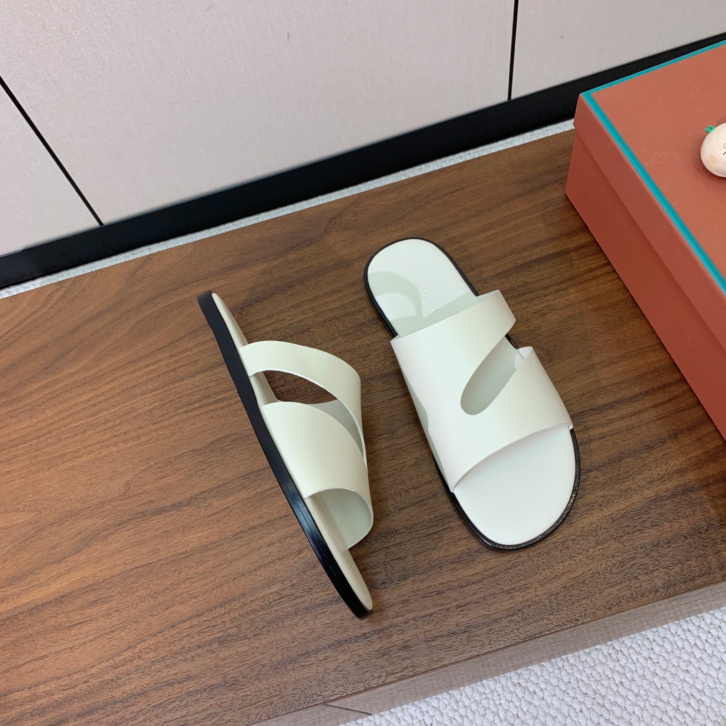 【Loro Piana】男款拖鞋。时尚性与皮料实用性同样兼具依然全网最高品质。鞋面牛皮，羊皮内里，真皮大