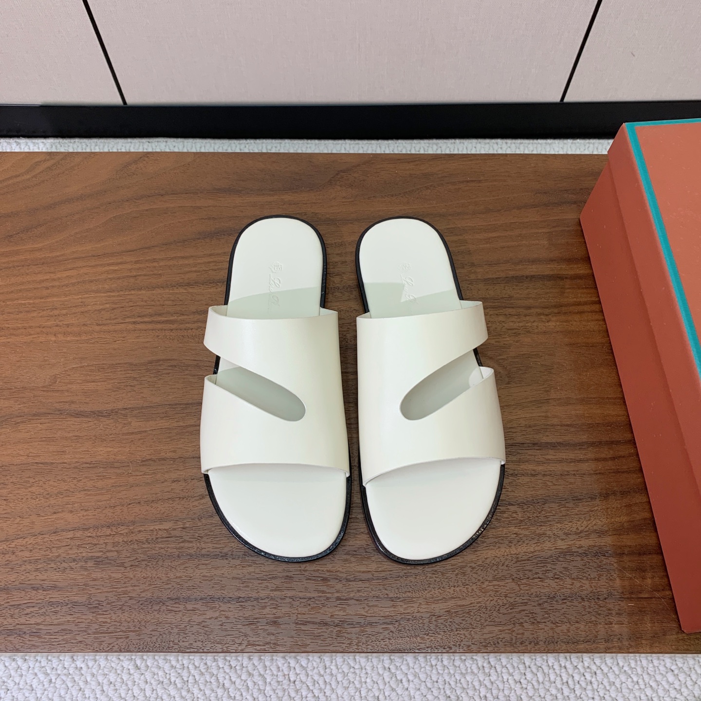 【Loro Piana】男款拖鞋。时尚性与皮料实用性同样兼具依然全网最高品质。鞋面牛皮，羊皮内里，真皮大