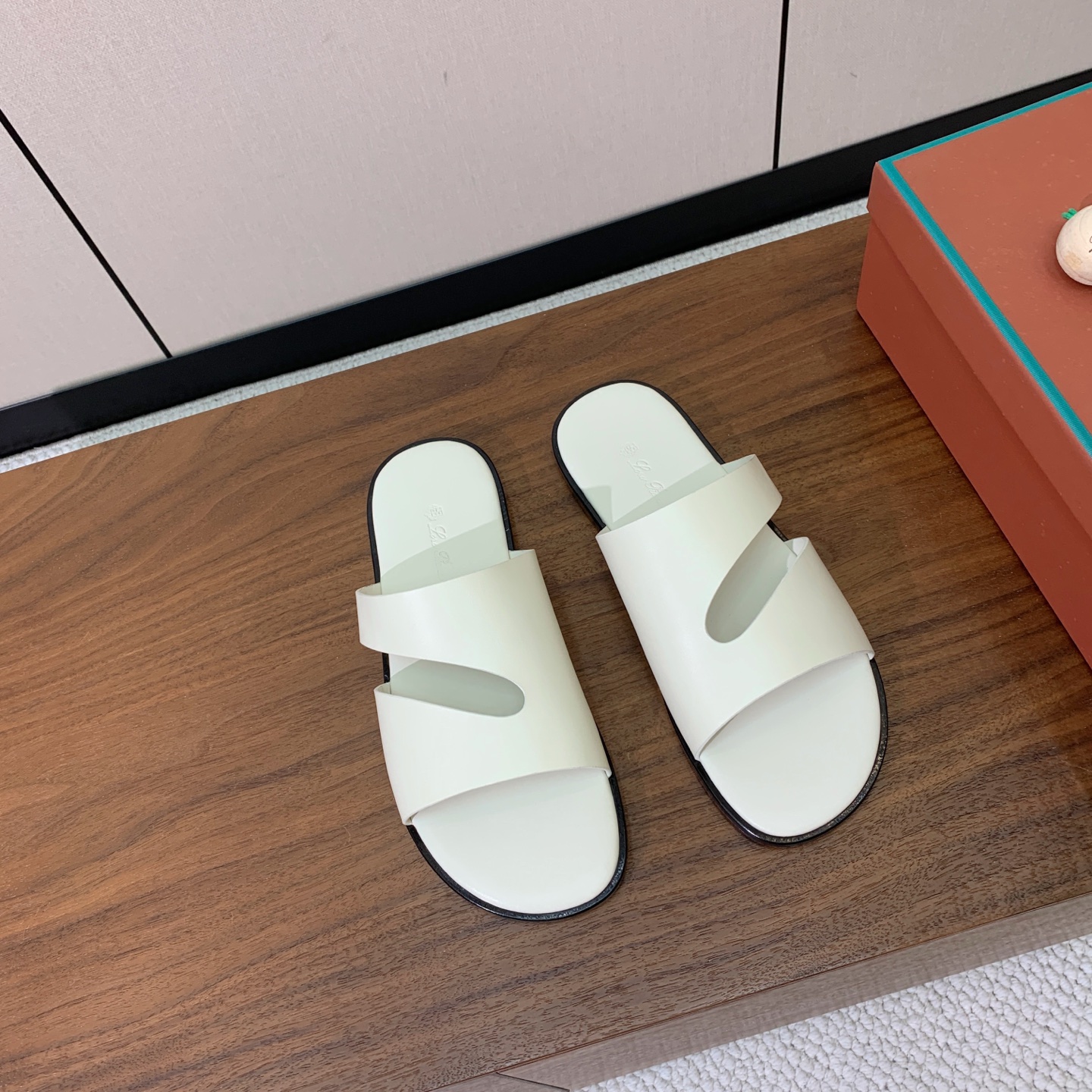 【Loro Piana】男款拖鞋。时尚性与皮料实用性同样兼具依然全网最高品质。鞋面牛皮，羊皮内里，真皮大