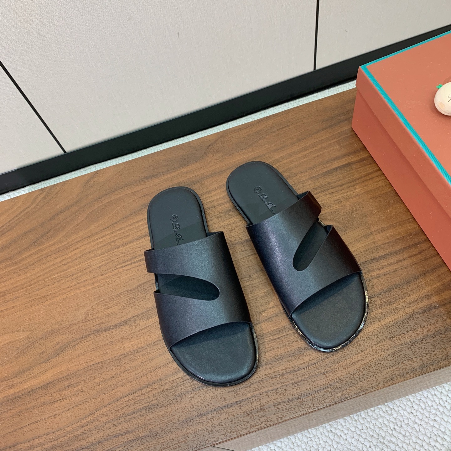【Loro Piana】男款拖鞋。时尚性与皮料实用性同样兼具依然全网最高品质。鞋面牛皮，羊皮内里，真皮大