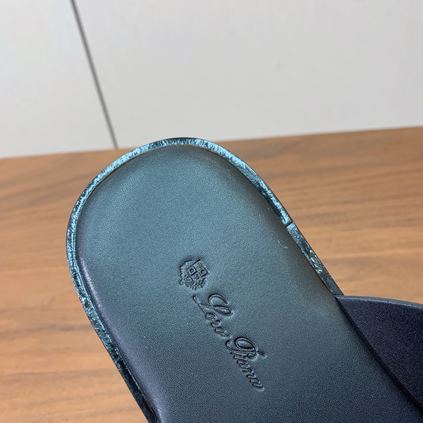 【Loro Piana】男款拖鞋。时尚性与皮料实用性同样兼具依然全网最高品质。鞋面牛皮，羊皮内里，真皮大