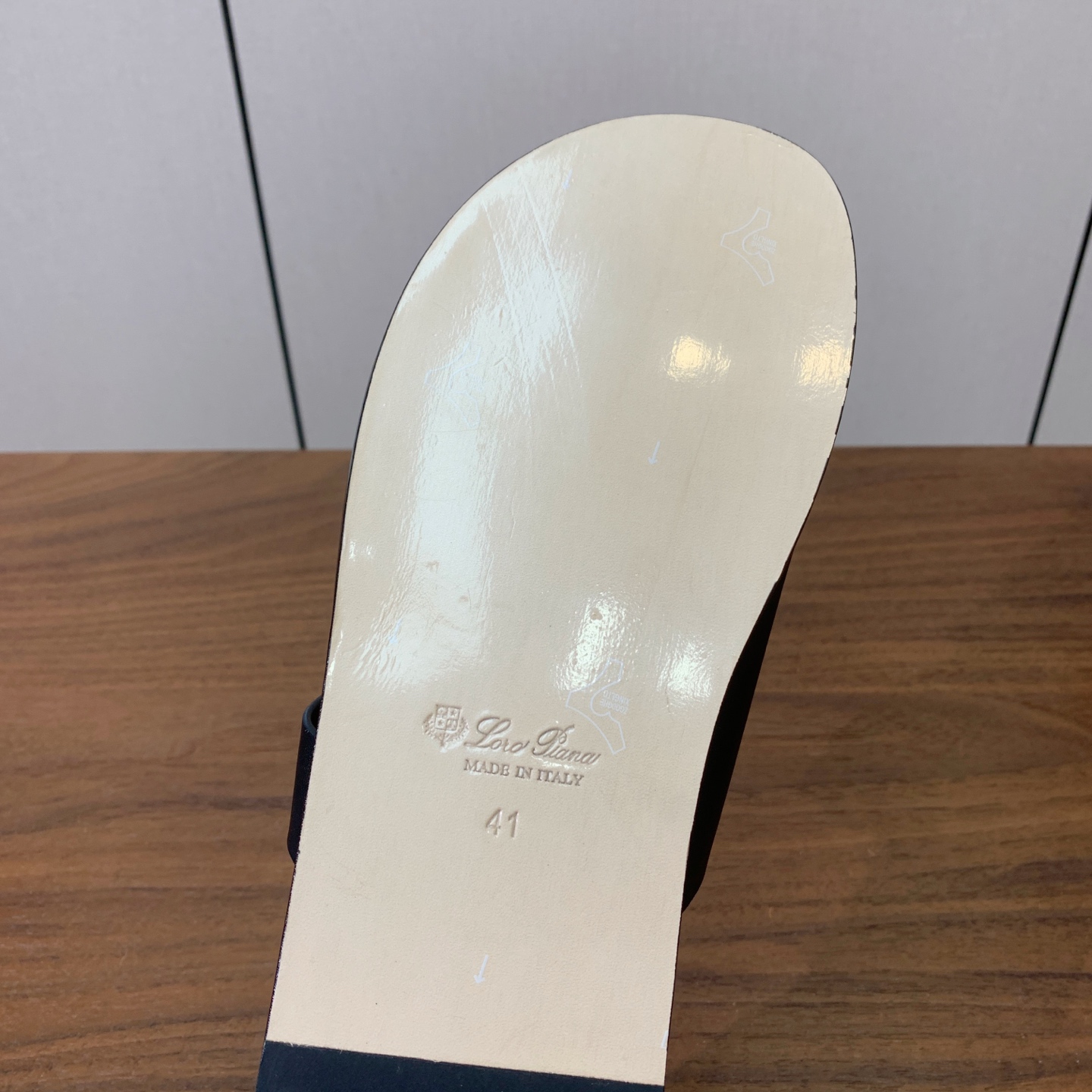 【Loro Piana】男款拖鞋。时尚性与皮料实用性同样兼具依然全网最高品质。鞋面牛皮，羊皮内里，真皮大