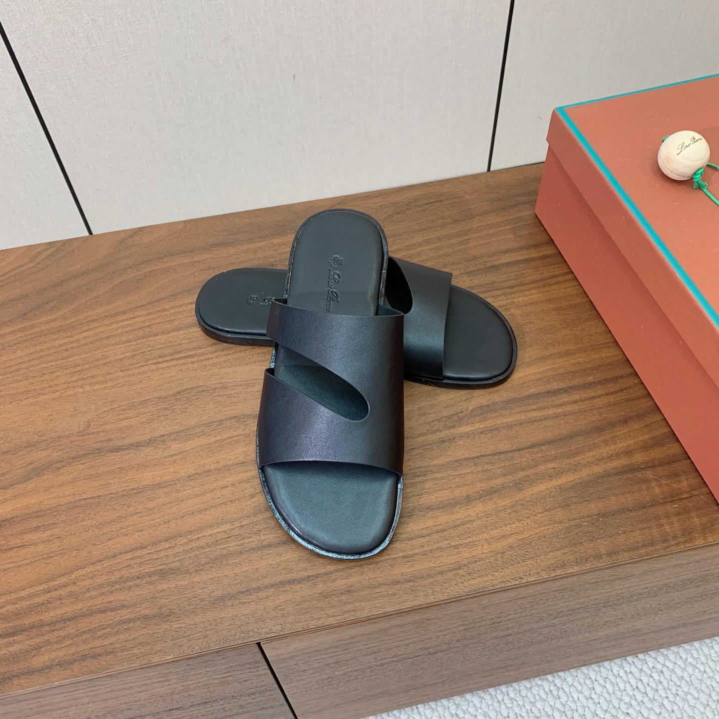 【Loro Piana】男款拖鞋。时尚性与皮料实用性同样兼具依然全网最高品质。鞋面牛皮，羊皮内里，真皮大