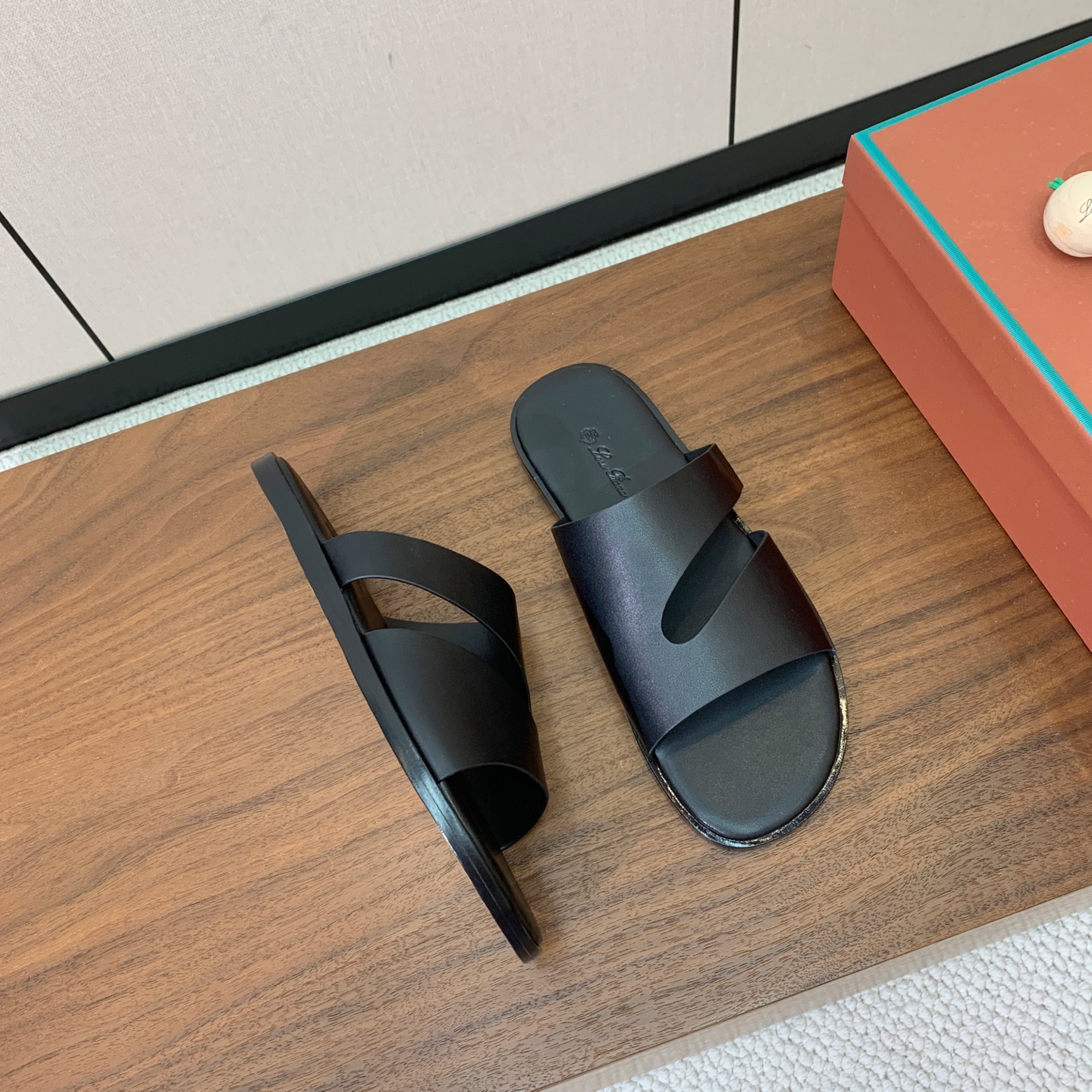 【Loro Piana】男款拖鞋。时尚性与皮料实用性同样兼具依然全网最高品质。鞋面牛皮，羊皮内里，真皮大