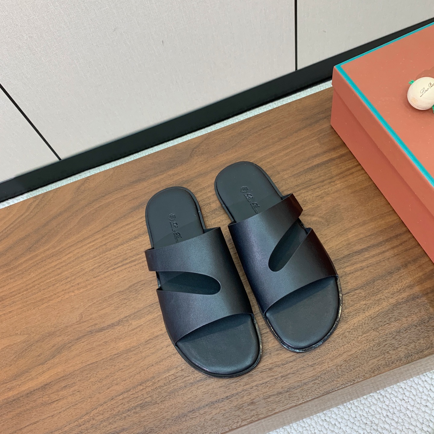 【Loro Piana】男款拖鞋。时尚性与皮料实用性同样兼具依然全网最高品质。鞋面牛皮，羊皮内里，真皮大