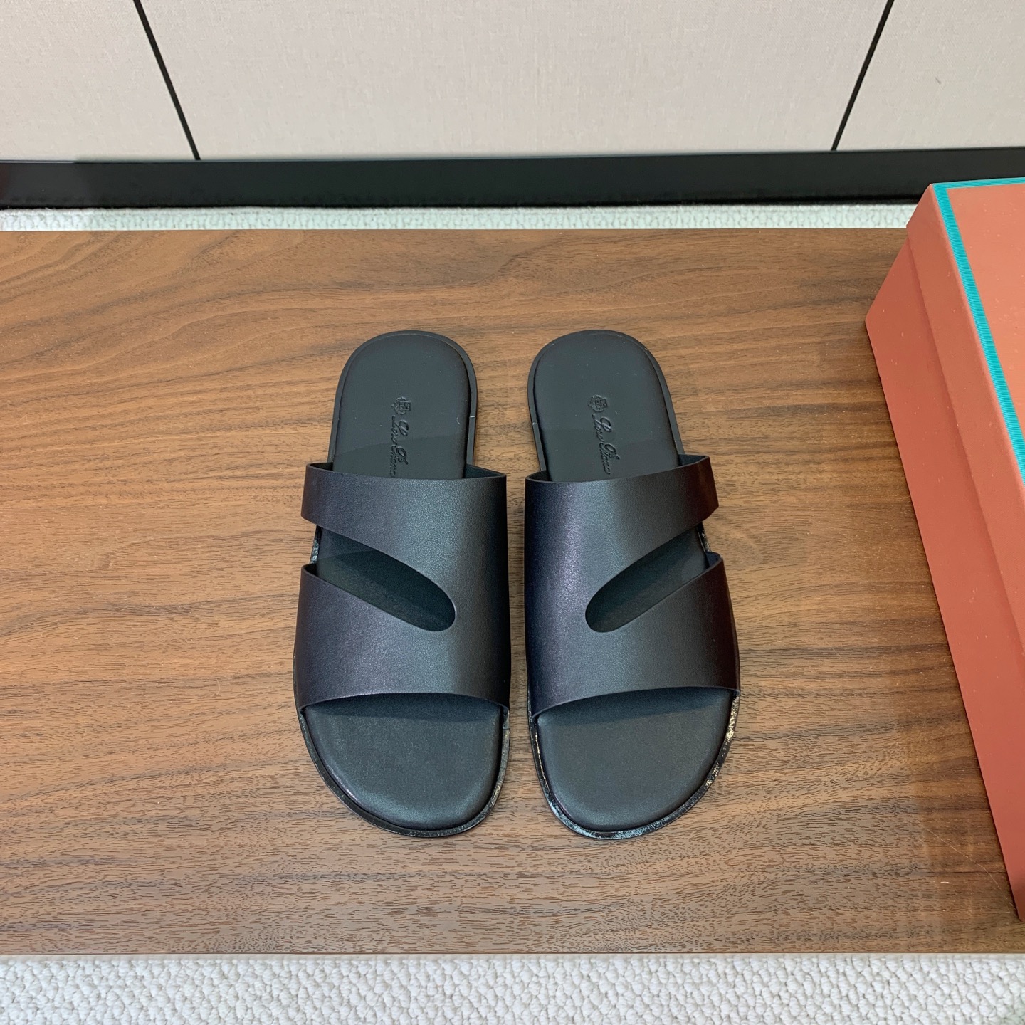 【Loro Piana】男款拖鞋。时尚性与皮料实用性同样兼具依然全网最高品质。鞋面牛皮，羊皮内里，真皮大