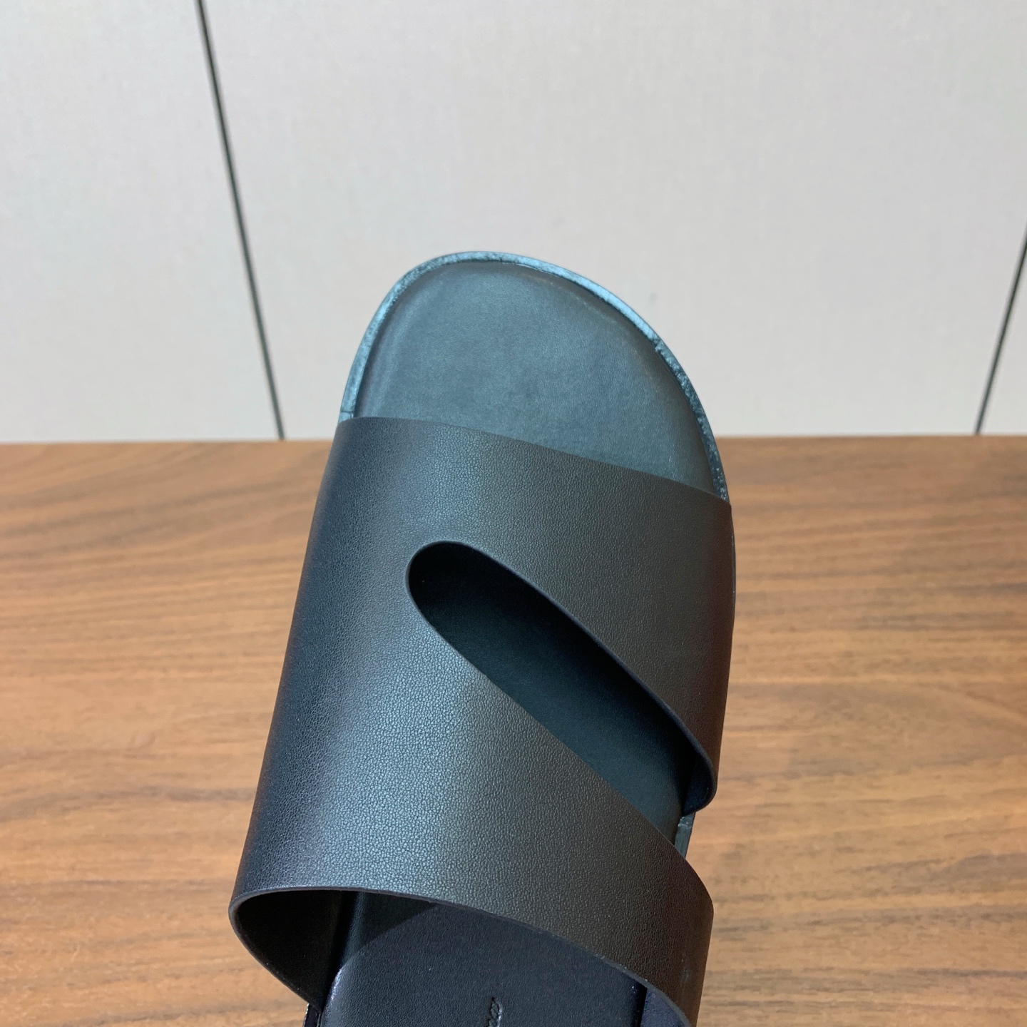 【Loro Piana】男款拖鞋。时尚性与皮料实用性同样兼具依然全网最高品质。鞋面牛皮，羊皮内里，真皮大