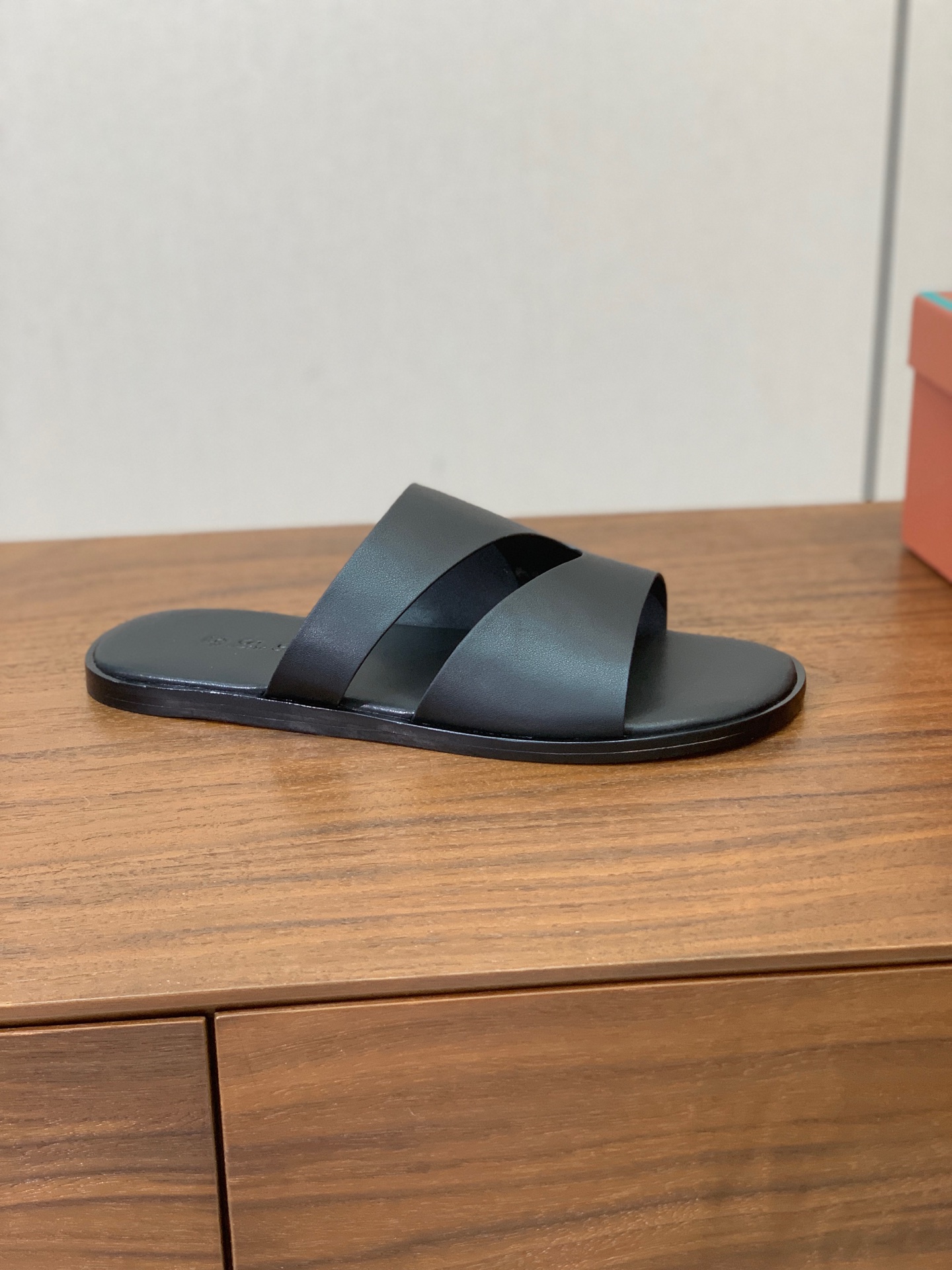 【Loro Piana】男款拖鞋。时尚性与皮料实用性同样兼具依然全网最高品质。鞋面牛皮，羊皮内里，真皮大