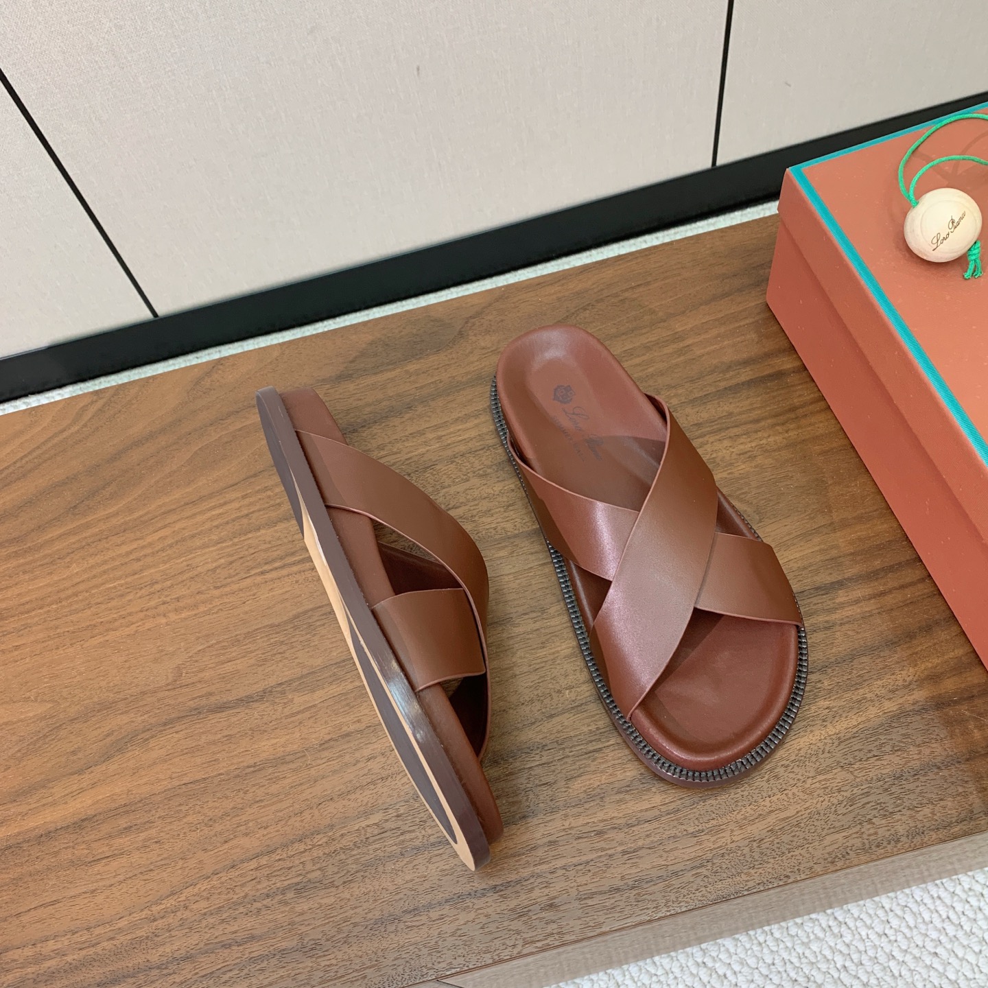 【Loro Piana】男款拖鞋。时尚性与皮料实用性同样兼具依然全网最高品质。鞋面牛皮，羊皮内里，注塑真