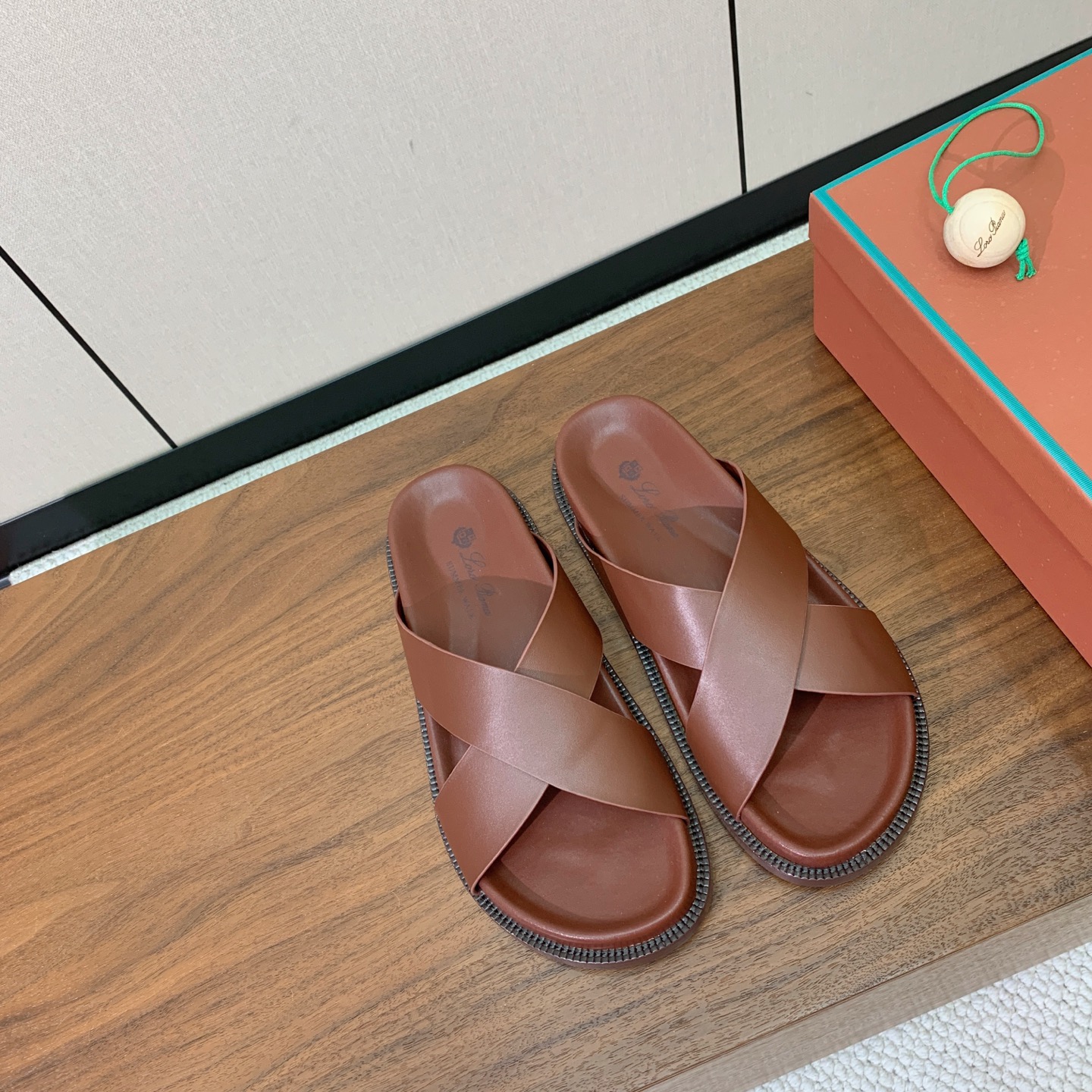 【Loro Piana】男款拖鞋。时尚性与皮料实用性同样兼具依然全网最高品质。鞋面牛皮，羊皮内里，注塑真