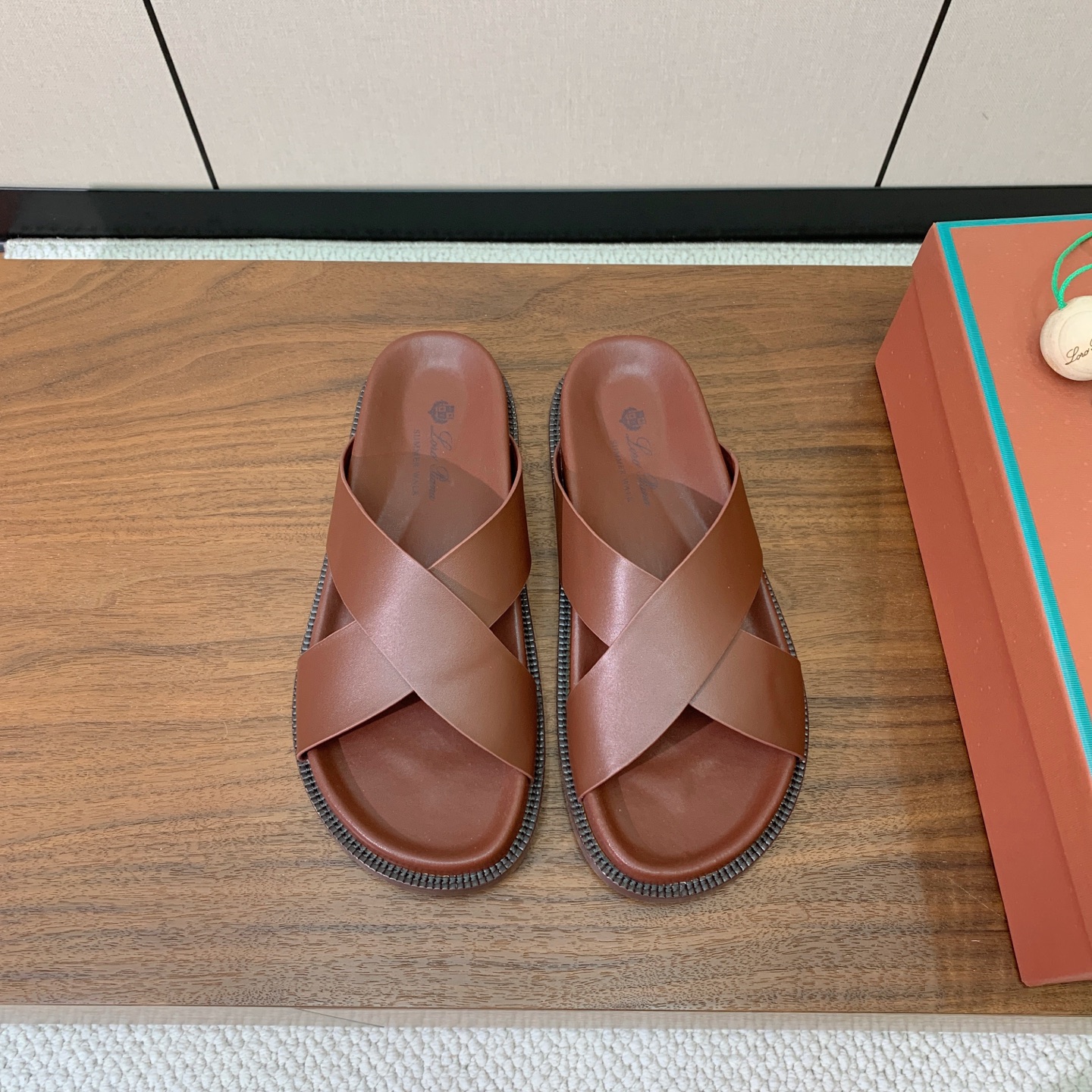 【Loro Piana】男款拖鞋。时尚性与皮料实用性同样兼具依然全网最高品质。鞋面牛皮，羊皮内里，注塑真