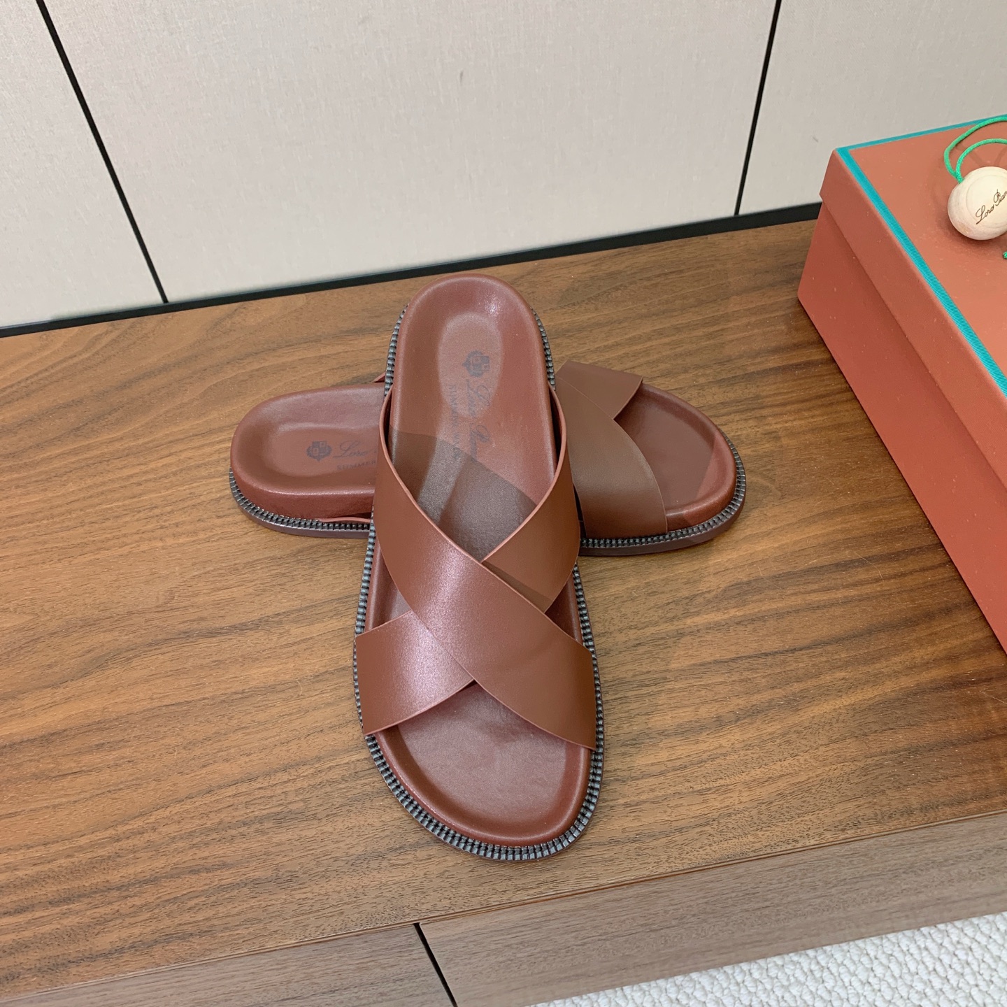 【Loro Piana】男款拖鞋。时尚性与皮料实用性同样兼具依然全网最高品质。鞋面牛皮，羊皮内里，注塑真