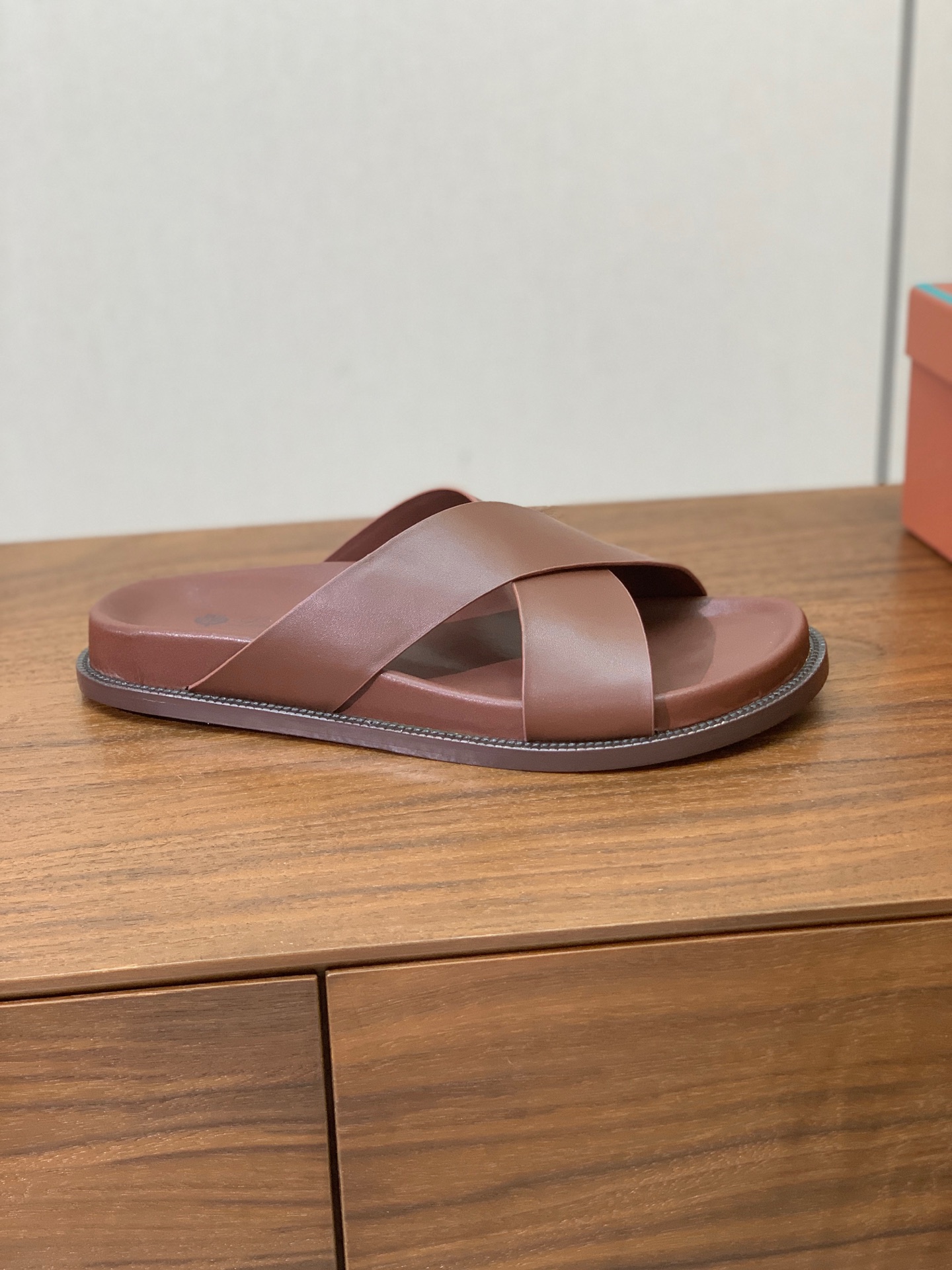 【Loro Piana】男款拖鞋。时尚性与皮料实用性同样兼具依然全网最高品质。鞋面牛皮，羊皮内里，注塑真