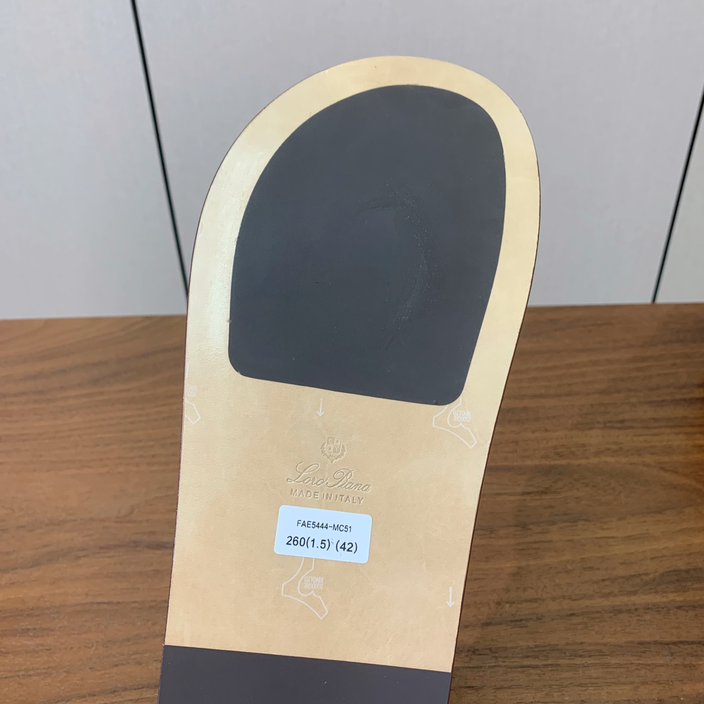 【Loro Piana】男款拖鞋。时尚性与皮料实用性同样兼具依然全网最高品质。鞋面牛皮，羊皮内里，注塑真