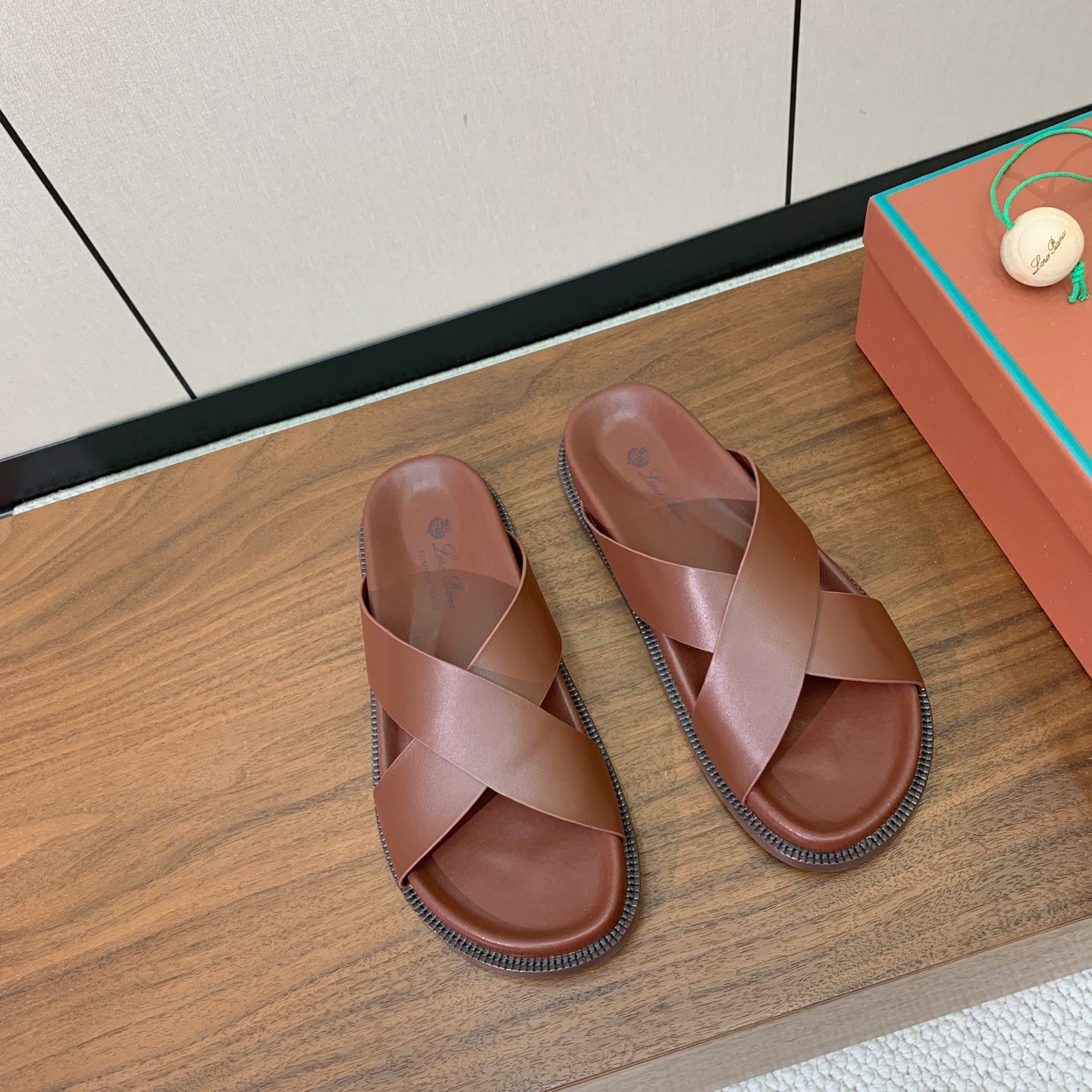 【Loro Piana】男款拖鞋。时尚性与皮料实用性同样兼具依然全网最高品质。鞋面牛皮，羊皮内里，注塑真