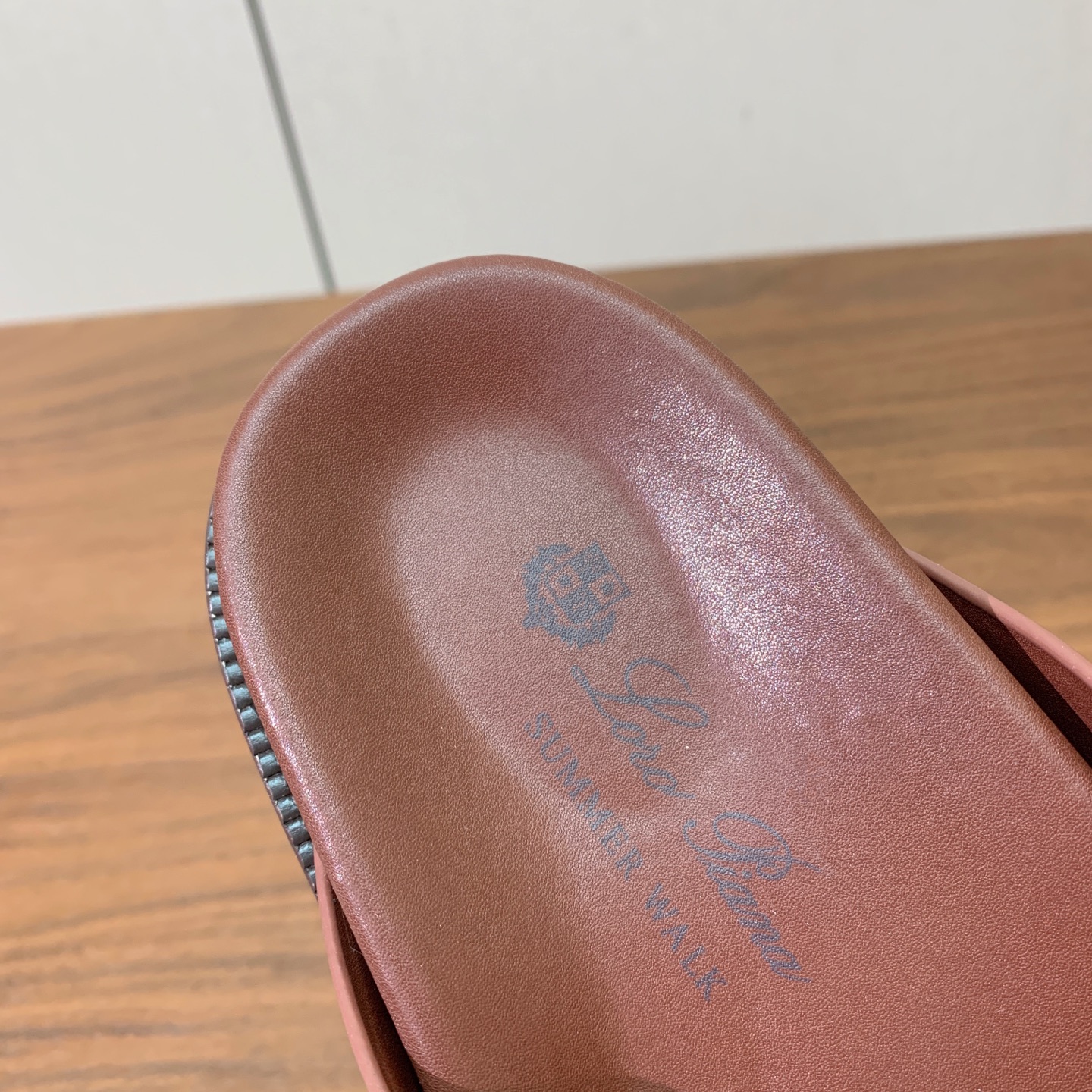 【Loro Piana】男款拖鞋。时尚性与皮料实用性同样兼具依然全网最高品质。鞋面牛皮，羊皮内里，注塑真