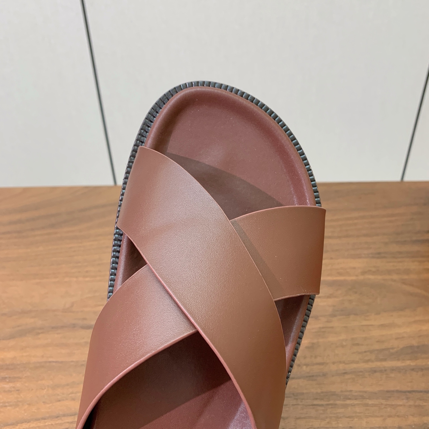 【Loro Piana】男款拖鞋。时尚性与皮料实用性同样兼具依然全网最高品质。鞋面牛皮，羊皮内里，注塑真