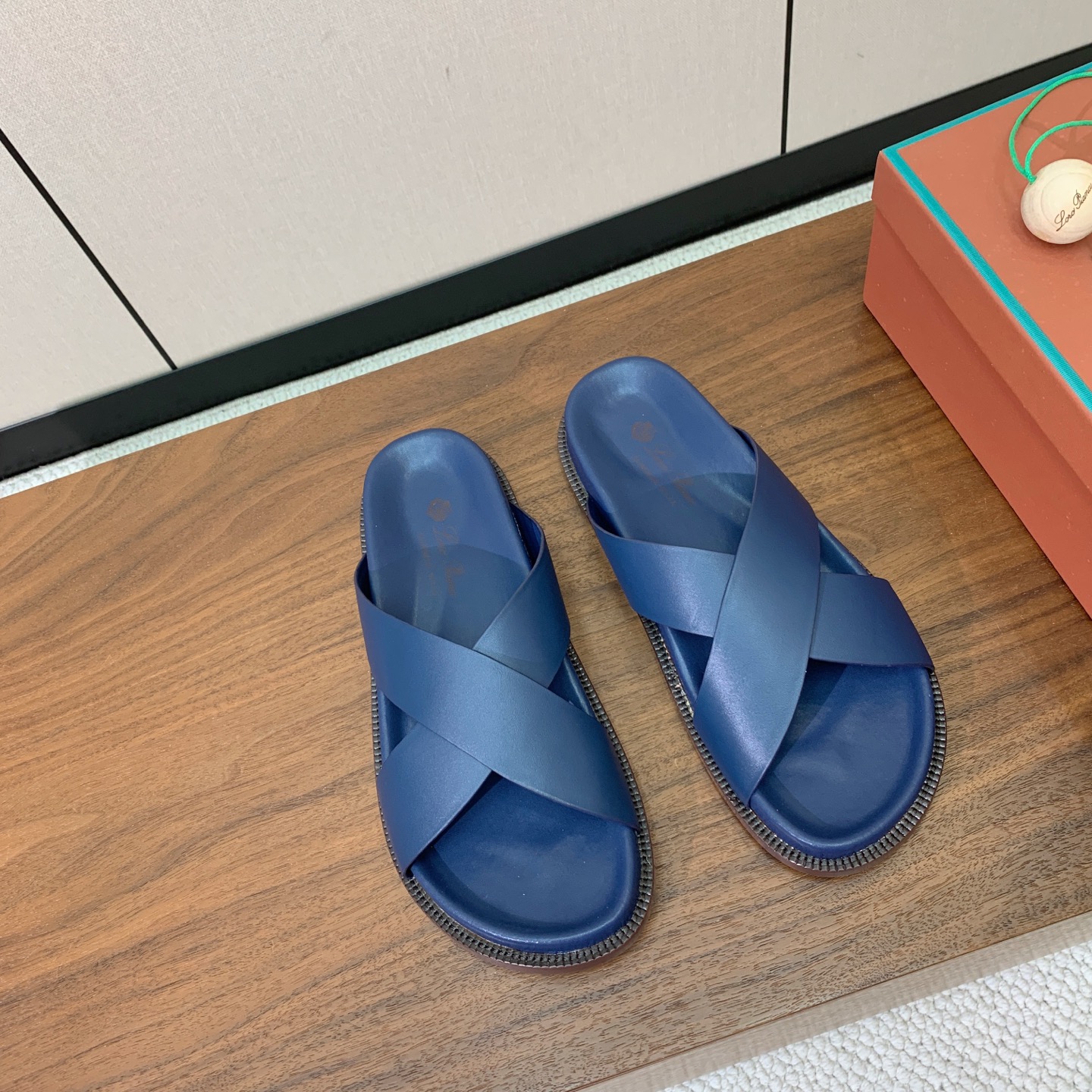 【Loro Piana】男款拖鞋。时尚性与皮料实用性同样兼具依然全网最高品质。鞋面牛皮，羊皮内里，注塑真