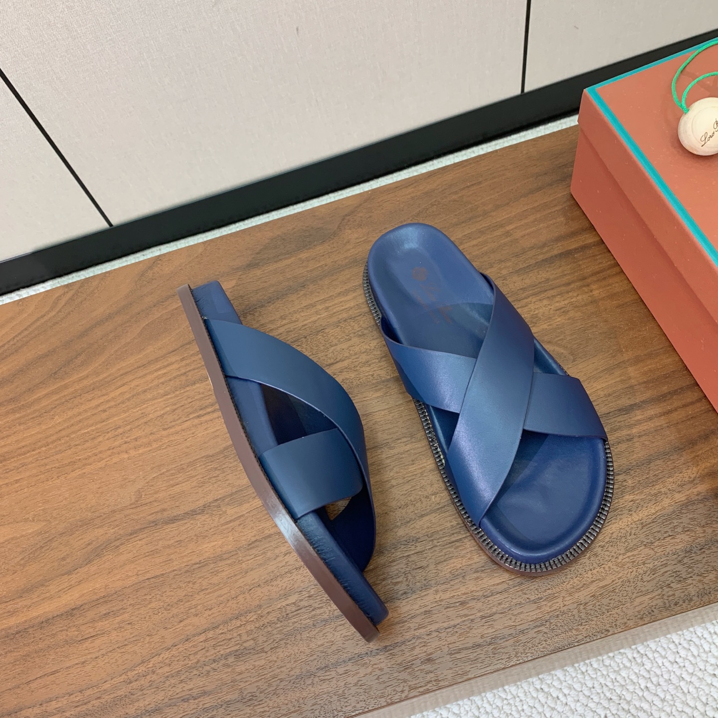 【Loro Piana】男款拖鞋。时尚性与皮料实用性同样兼具依然全网最高品质。鞋面牛皮，羊皮内里，注塑真