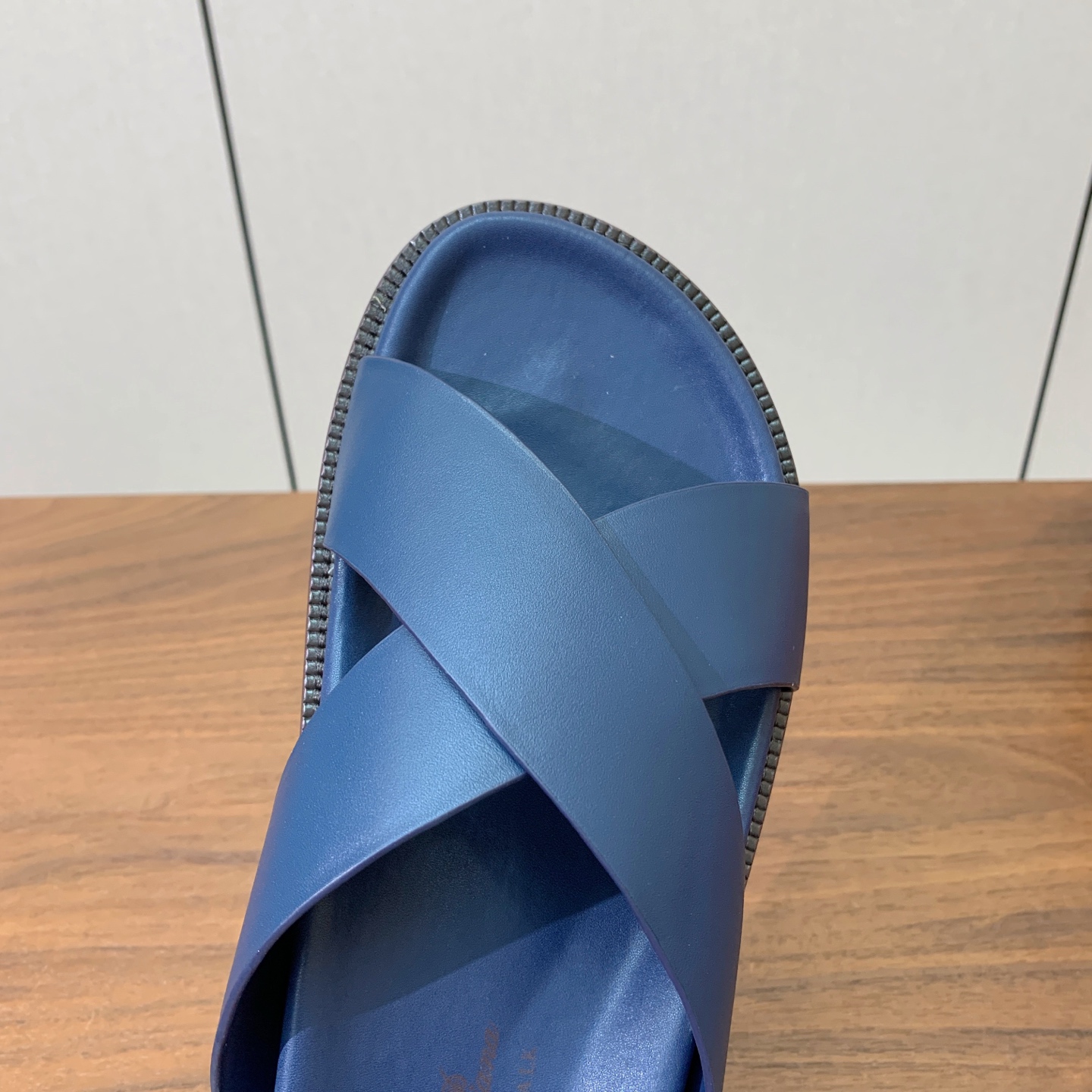 【Loro Piana】男款拖鞋。时尚性与皮料实用性同样兼具依然全网最高品质。鞋面牛皮，羊皮内里，注塑真