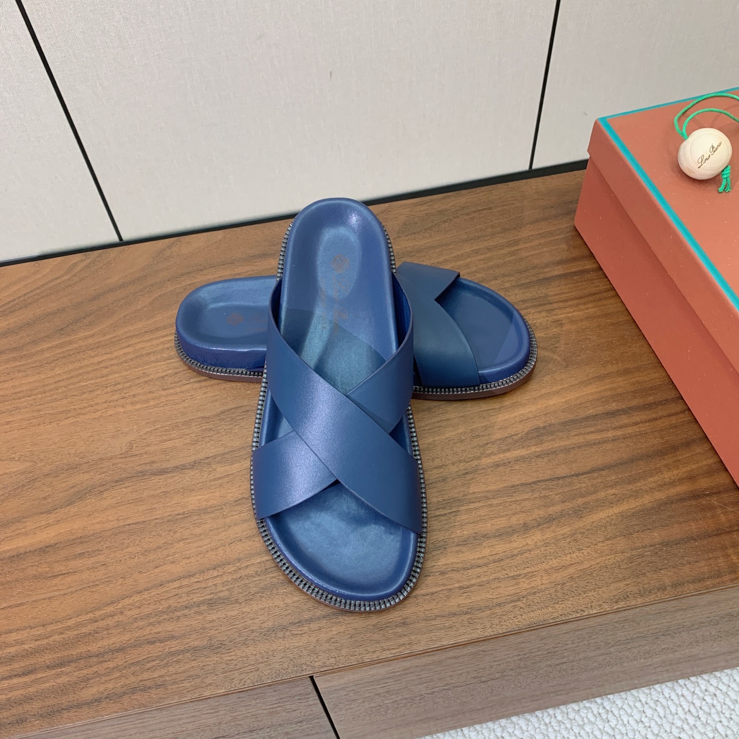 【Loro Piana】男款拖鞋。时尚性与皮料实用性同样兼具依然全网最高品质。鞋面牛皮，羊皮内里，注塑真