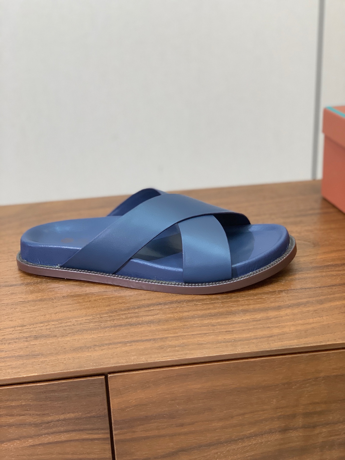 【Loro Piana】男款拖鞋。时尚性与皮料实用性同样兼具依然全网最高品质。鞋面牛皮，羊皮内里，注塑真