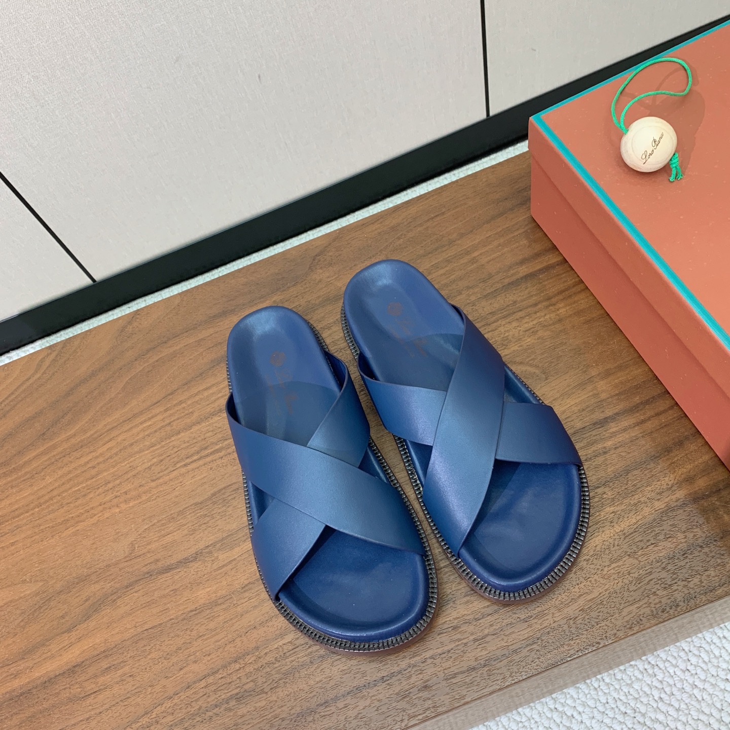 【Loro Piana】男款拖鞋。时尚性与皮料实用性同样兼具依然全网最高品质。鞋面牛皮，羊皮内里，注塑真