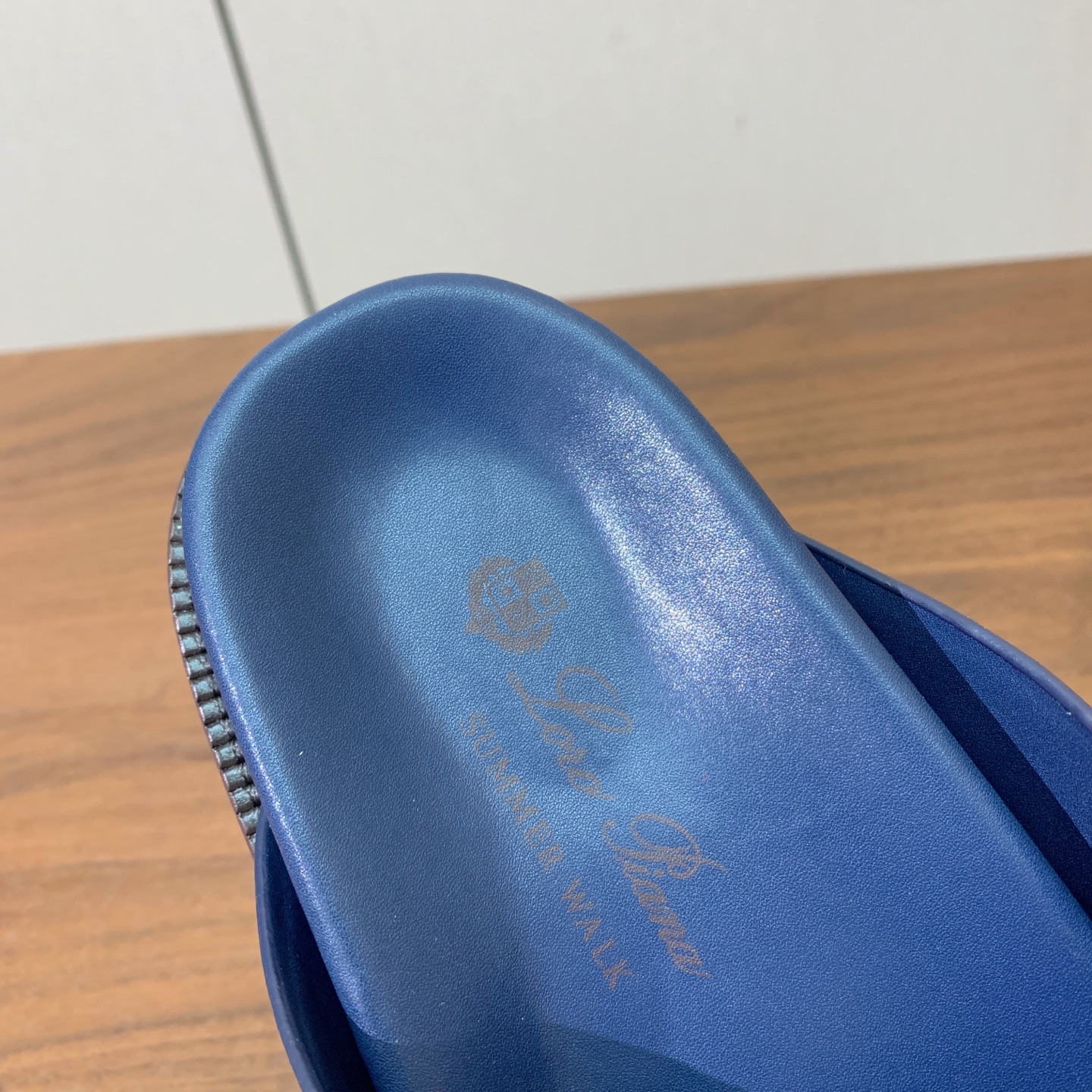 【Loro Piana】男款拖鞋。时尚性与皮料实用性同样兼具依然全网最高品质。鞋面牛皮，羊皮内里，注塑真