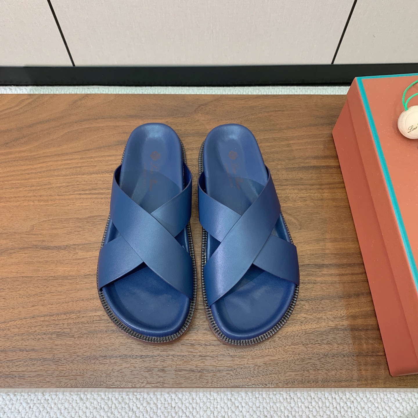 【Loro Piana】男款拖鞋。时尚性与皮料实用性同样兼具依然全网最高品质。鞋面牛皮，羊皮内里，注塑真