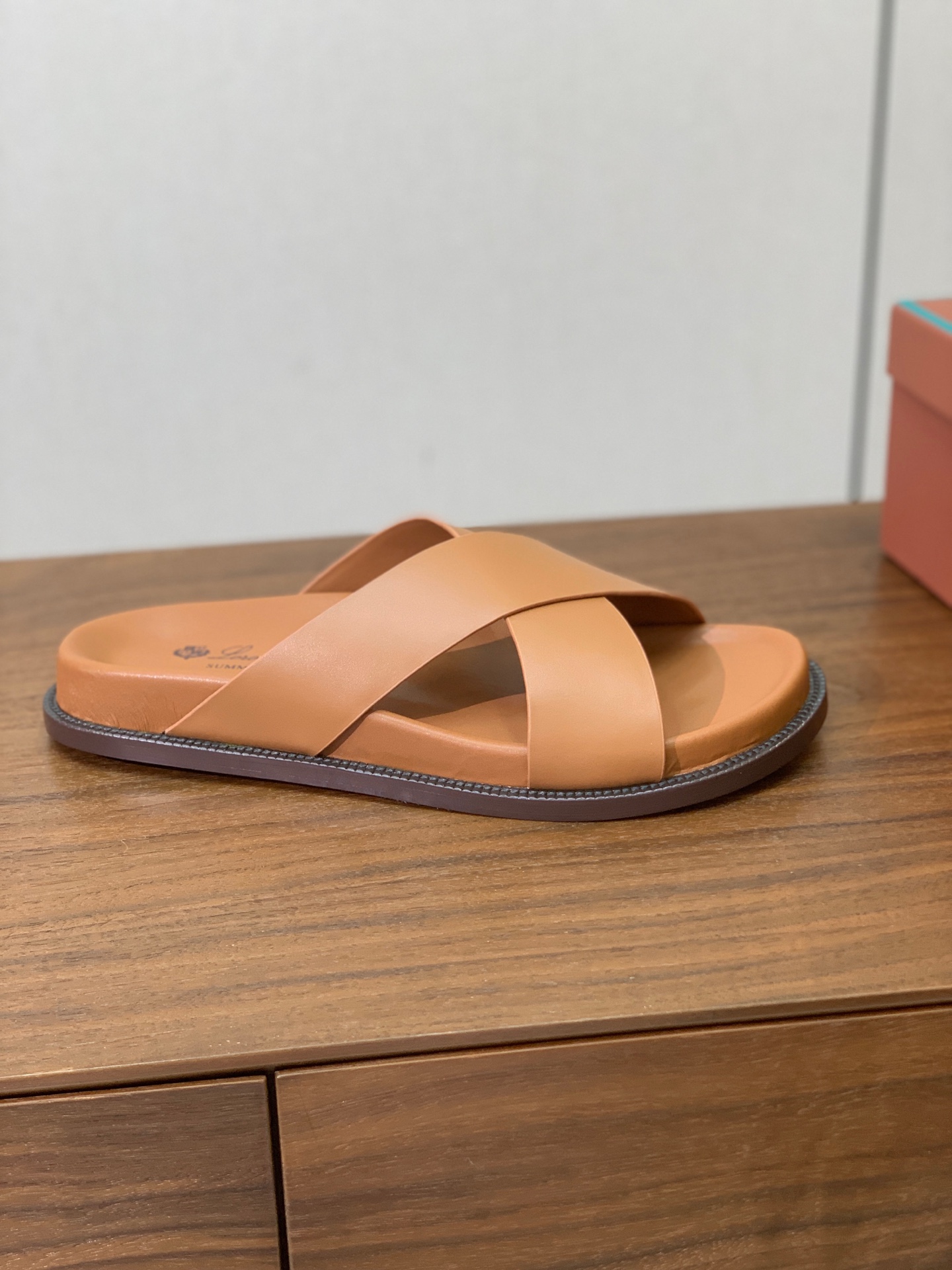 【Loro Piana】男款拖鞋。时尚性与皮料实用性同样兼具依然全网最高品质。鞋面牛皮，羊皮内里，注塑真