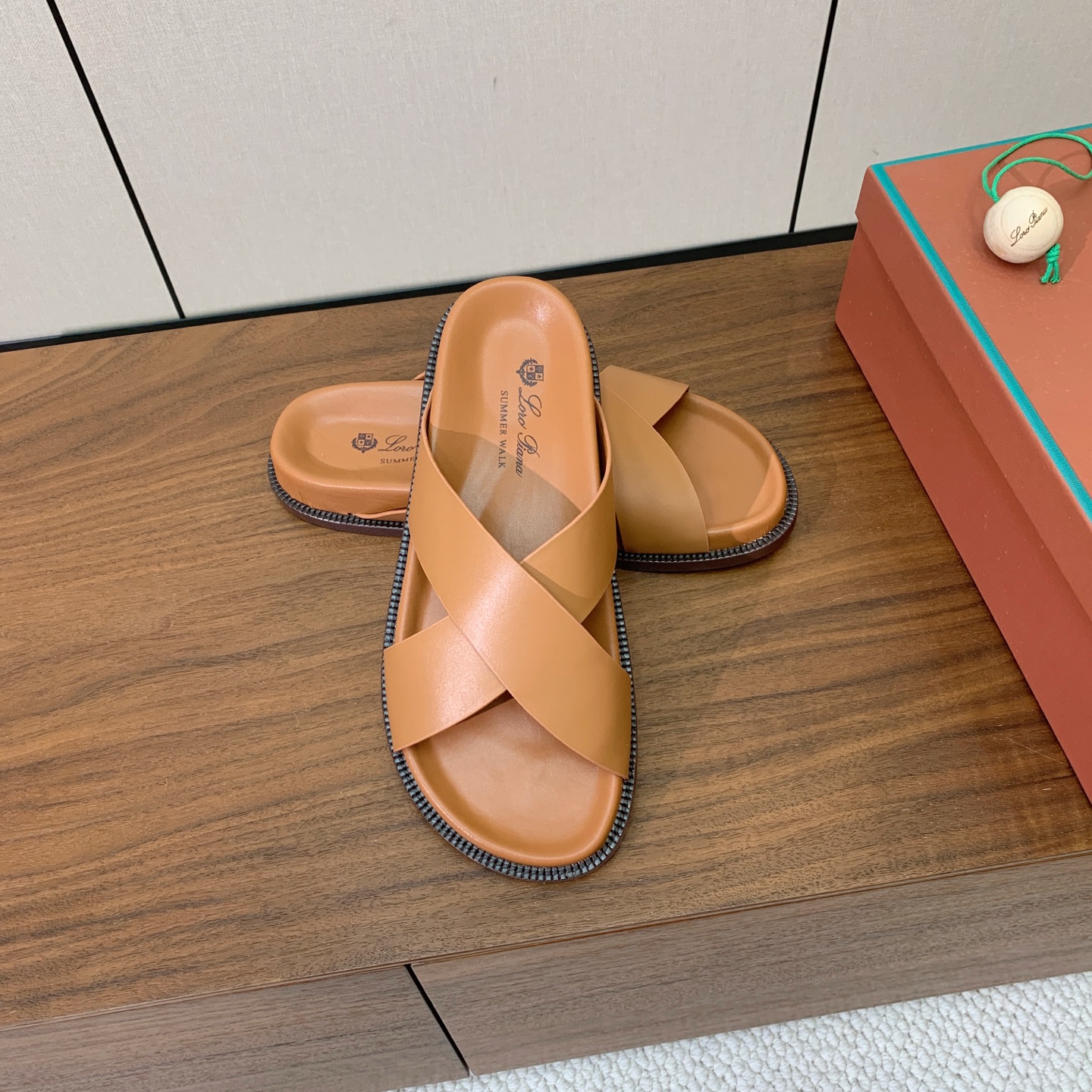 【Loro Piana】男款拖鞋。时尚性与皮料实用性同样兼具依然全网最高品质。鞋面牛皮，羊皮内里，注塑真