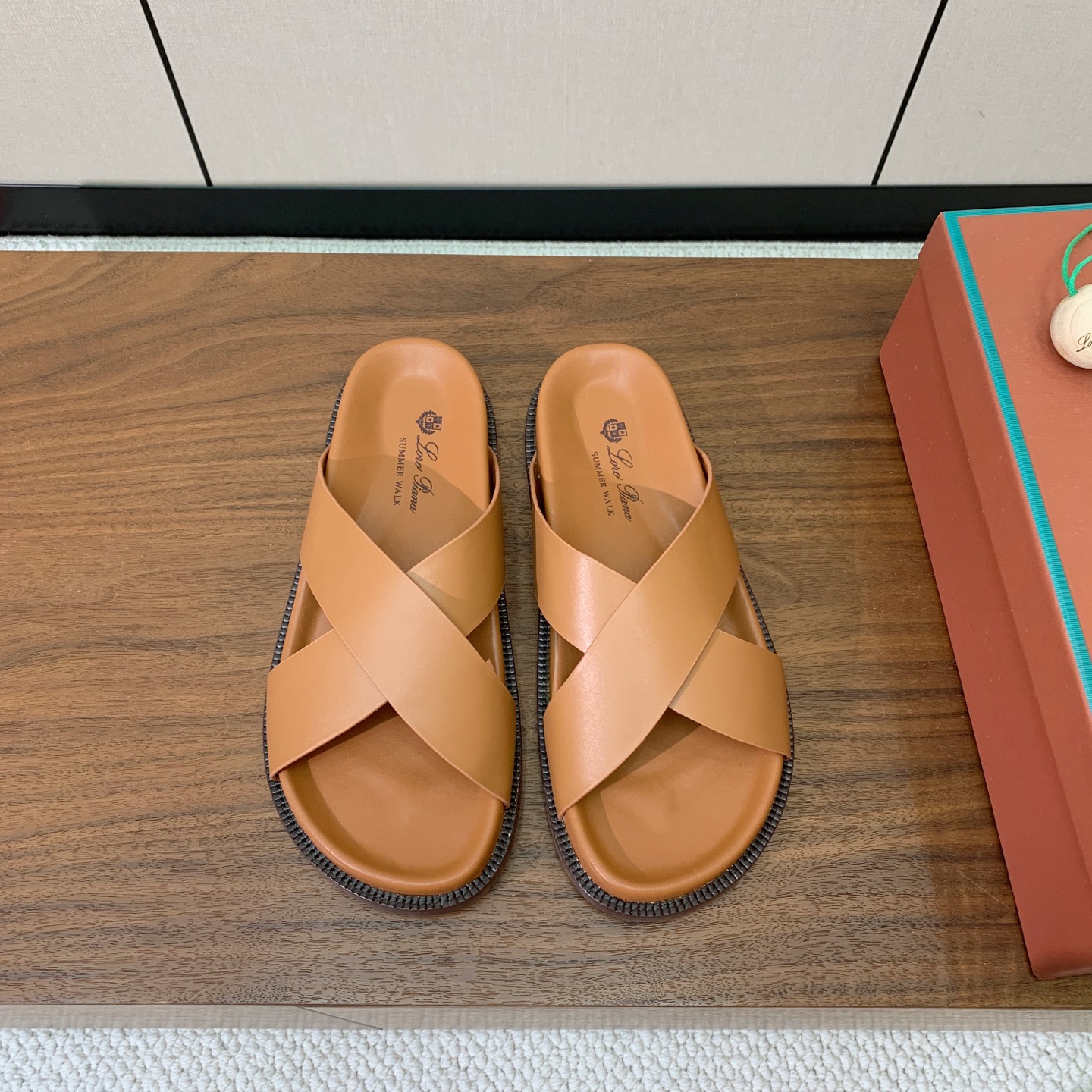 【Loro Piana】男款拖鞋。时尚性与皮料实用性同样兼具依然全网最高品质。鞋面牛皮，羊皮内里，注塑真