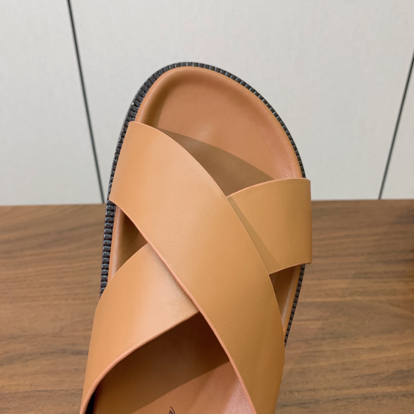 【Loro Piana】男款拖鞋。时尚性与皮料实用性同样兼具依然全网最高品质。鞋面牛皮，羊皮内里，注塑真
