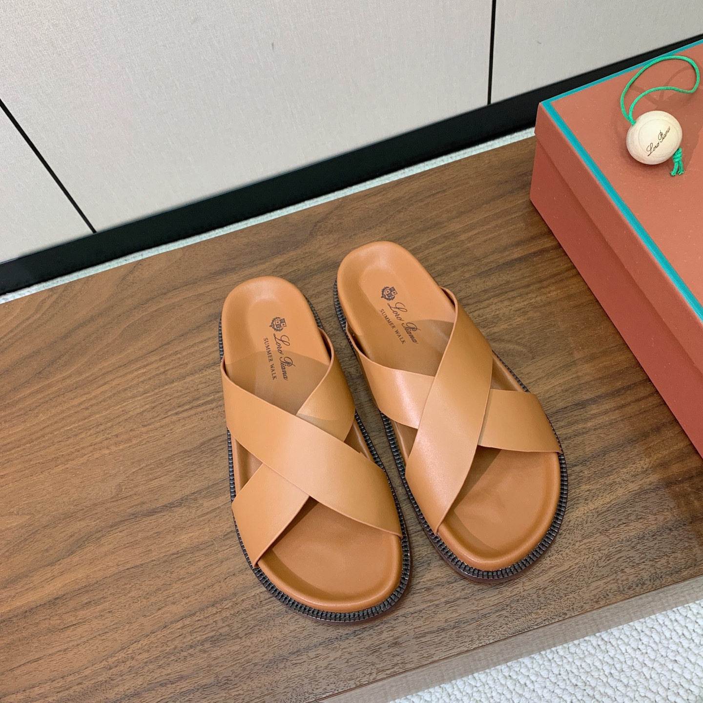 【Loro Piana】男款拖鞋。时尚性与皮料实用性同样兼具依然全网最高品质。鞋面牛皮，羊皮内里，注塑真