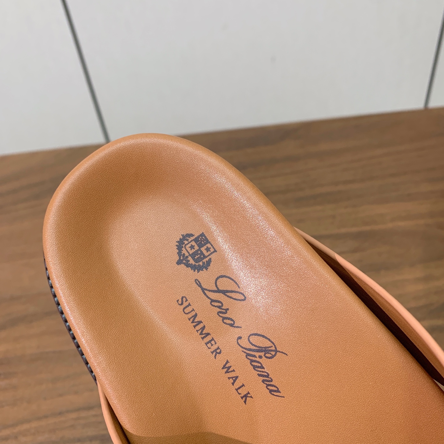 【Loro Piana】男款拖鞋。时尚性与皮料实用性同样兼具依然全网最高品质。鞋面牛皮，羊皮内里，注塑真