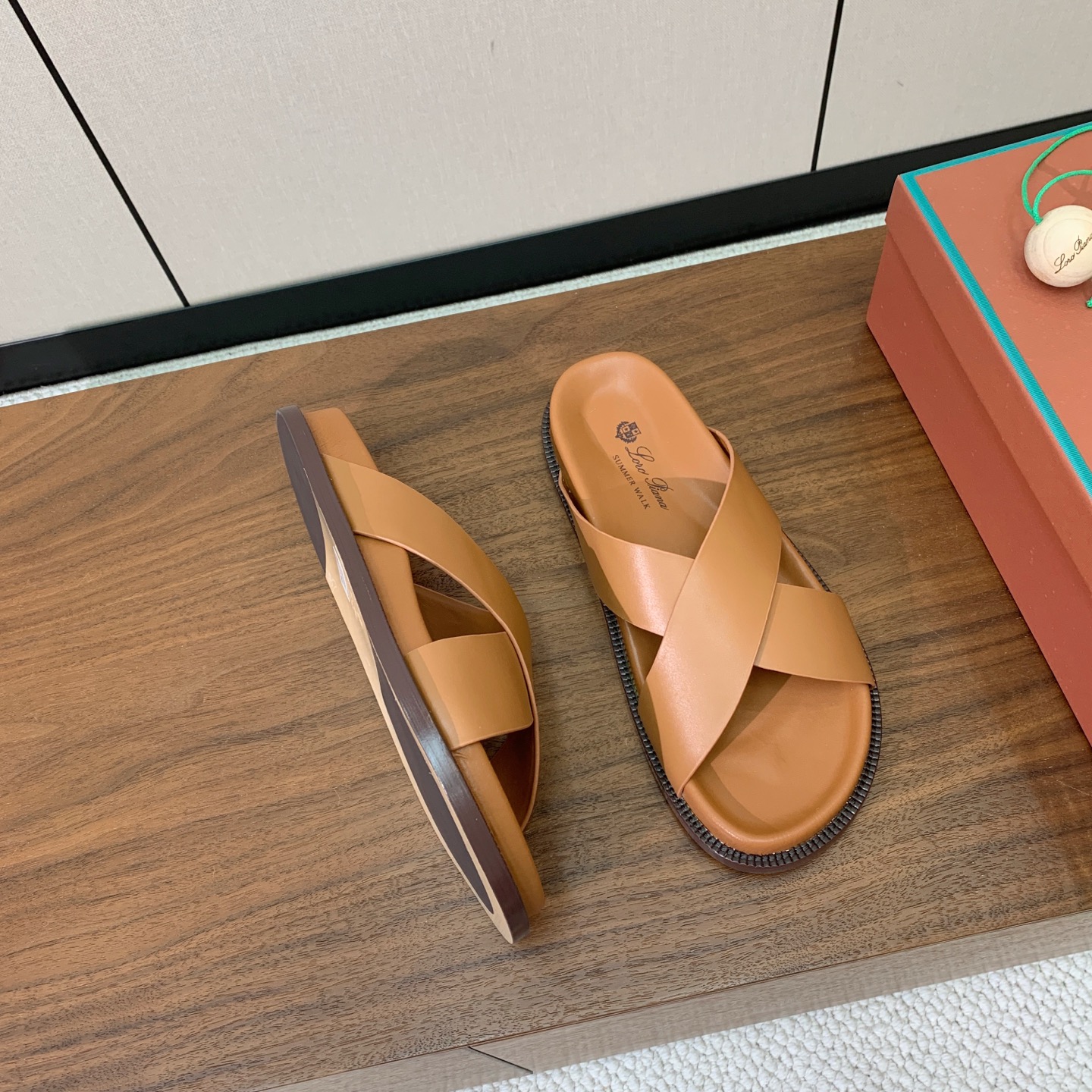 【Loro Piana】男款拖鞋。时尚性与皮料实用性同样兼具依然全网最高品质。鞋面牛皮，羊皮内里，注塑真