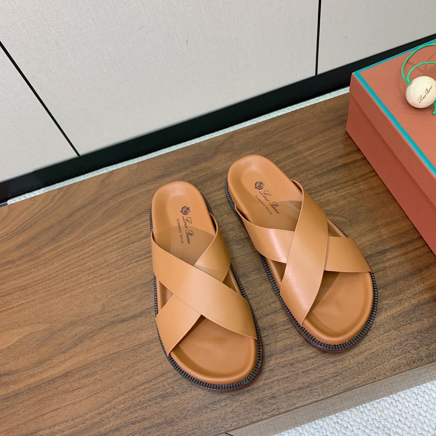 【Loro Piana】男款拖鞋。时尚性与皮料实用性同样兼具依然全网最高品质。鞋面牛皮，羊皮内里，注塑真