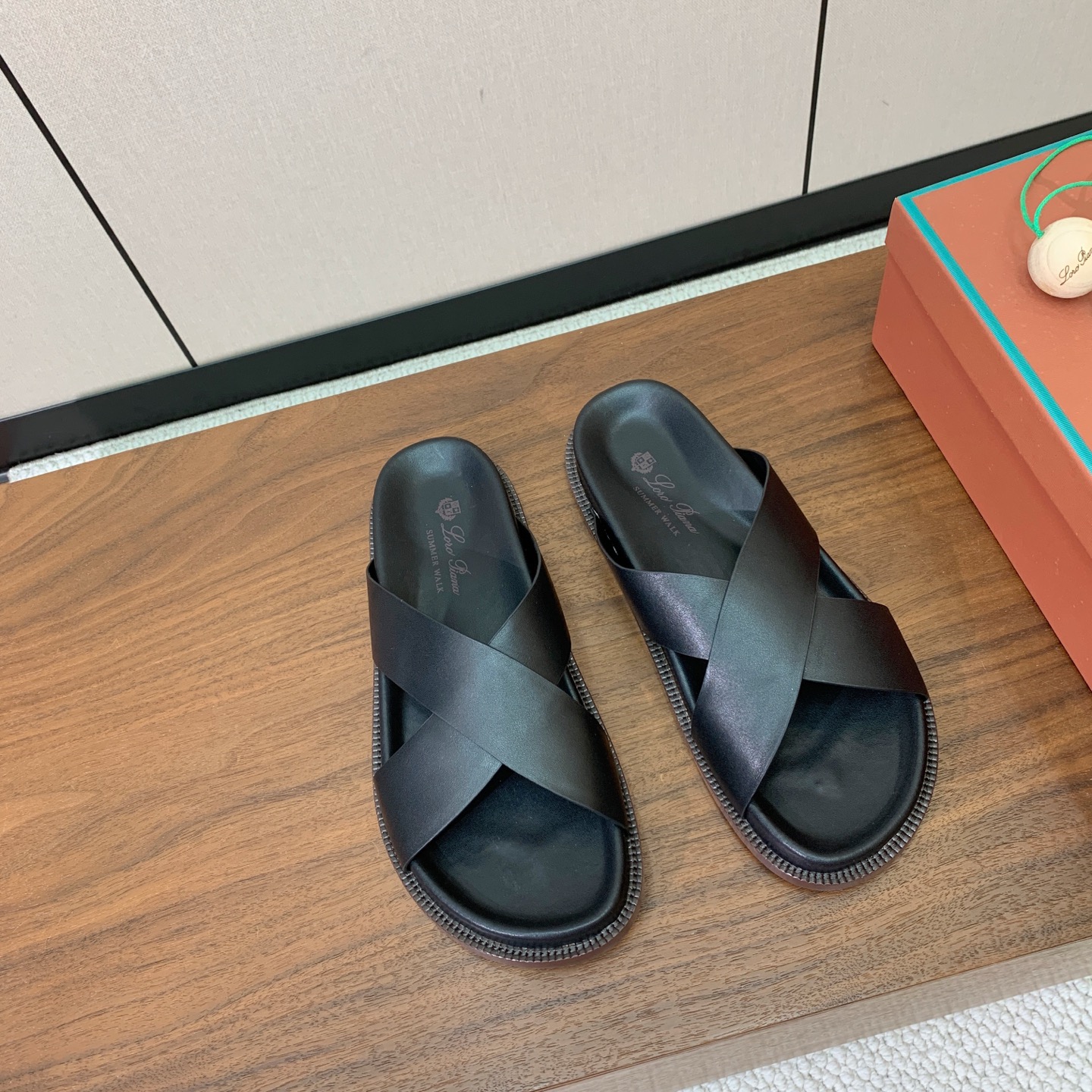 【Loro Piana】男款拖鞋。时尚性与皮料实用性同样兼具依然全网最高品质。鞋面牛皮，羊皮内里，注塑真