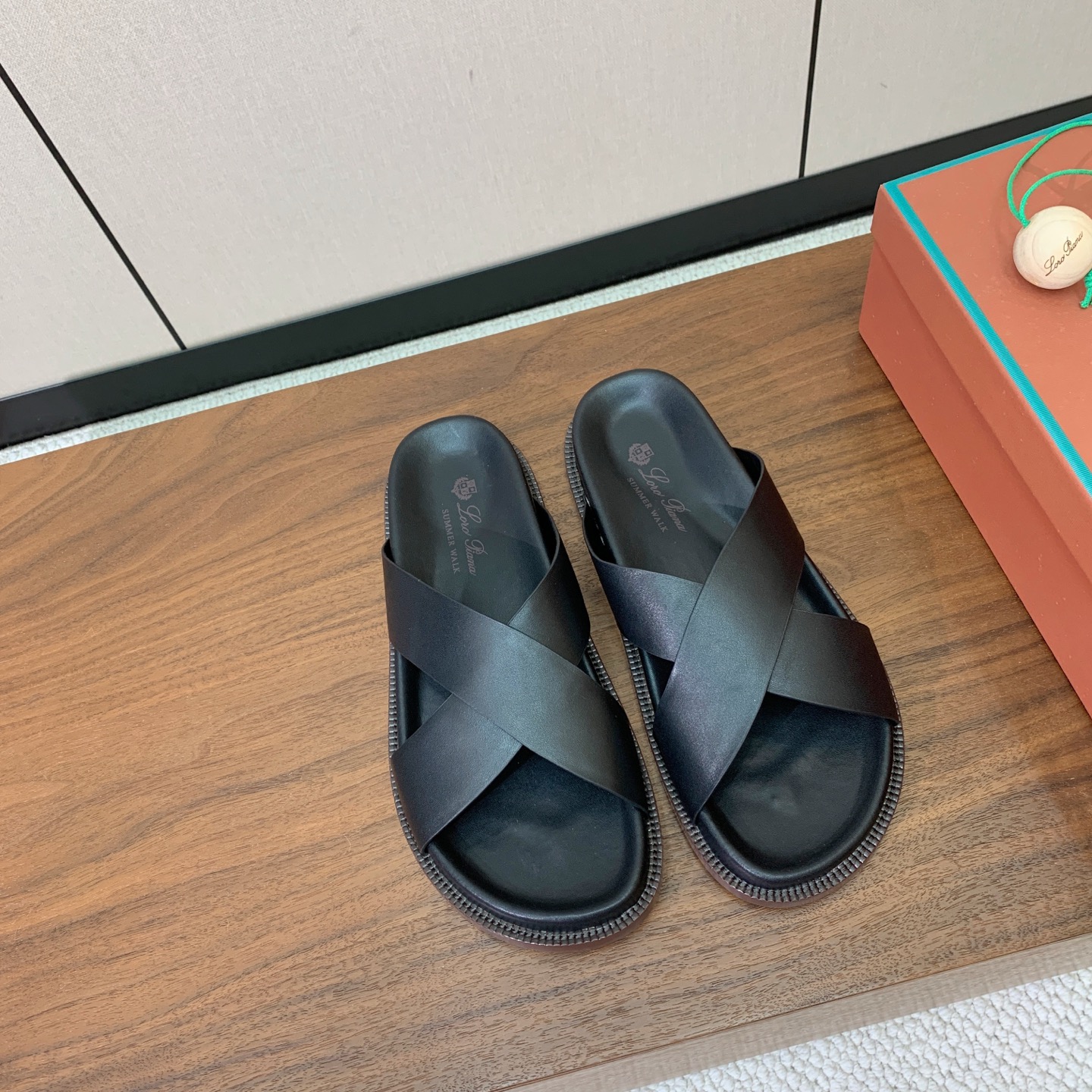 【Loro Piana】男款拖鞋。时尚性与皮料实用性同样兼具依然全网最高品质。鞋面牛皮，羊皮内里，注塑真