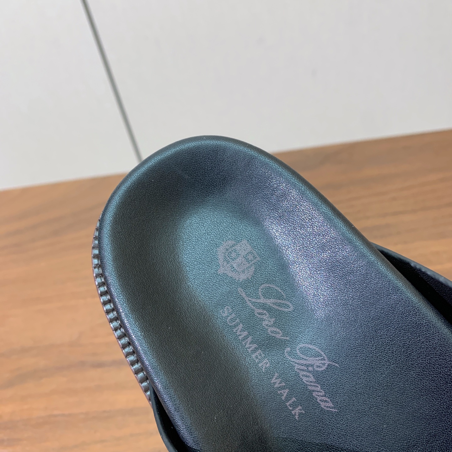 【Loro Piana】男款拖鞋。时尚性与皮料实用性同样兼具依然全网最高品质。鞋面牛皮，羊皮内里，注塑真