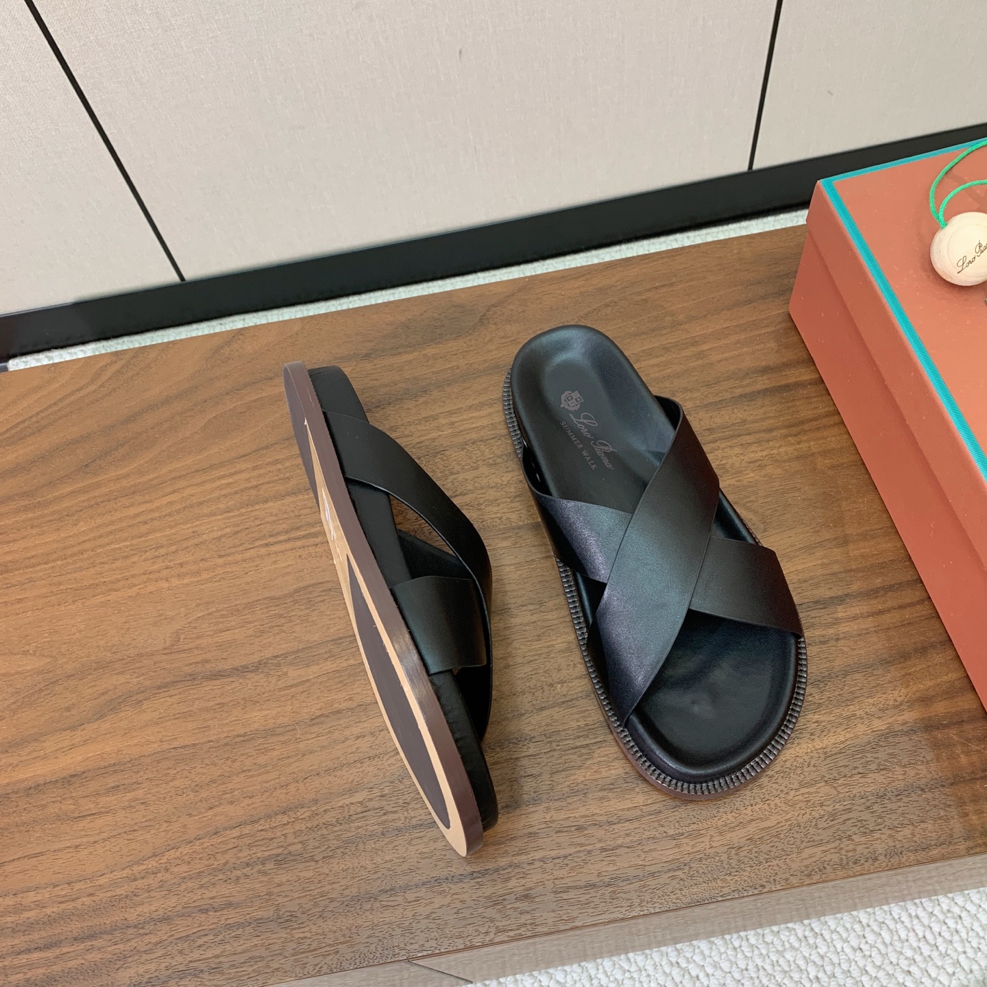 【Loro Piana】男款拖鞋。时尚性与皮料实用性同样兼具依然全网最高品质。鞋面牛皮，羊皮内里，注塑真