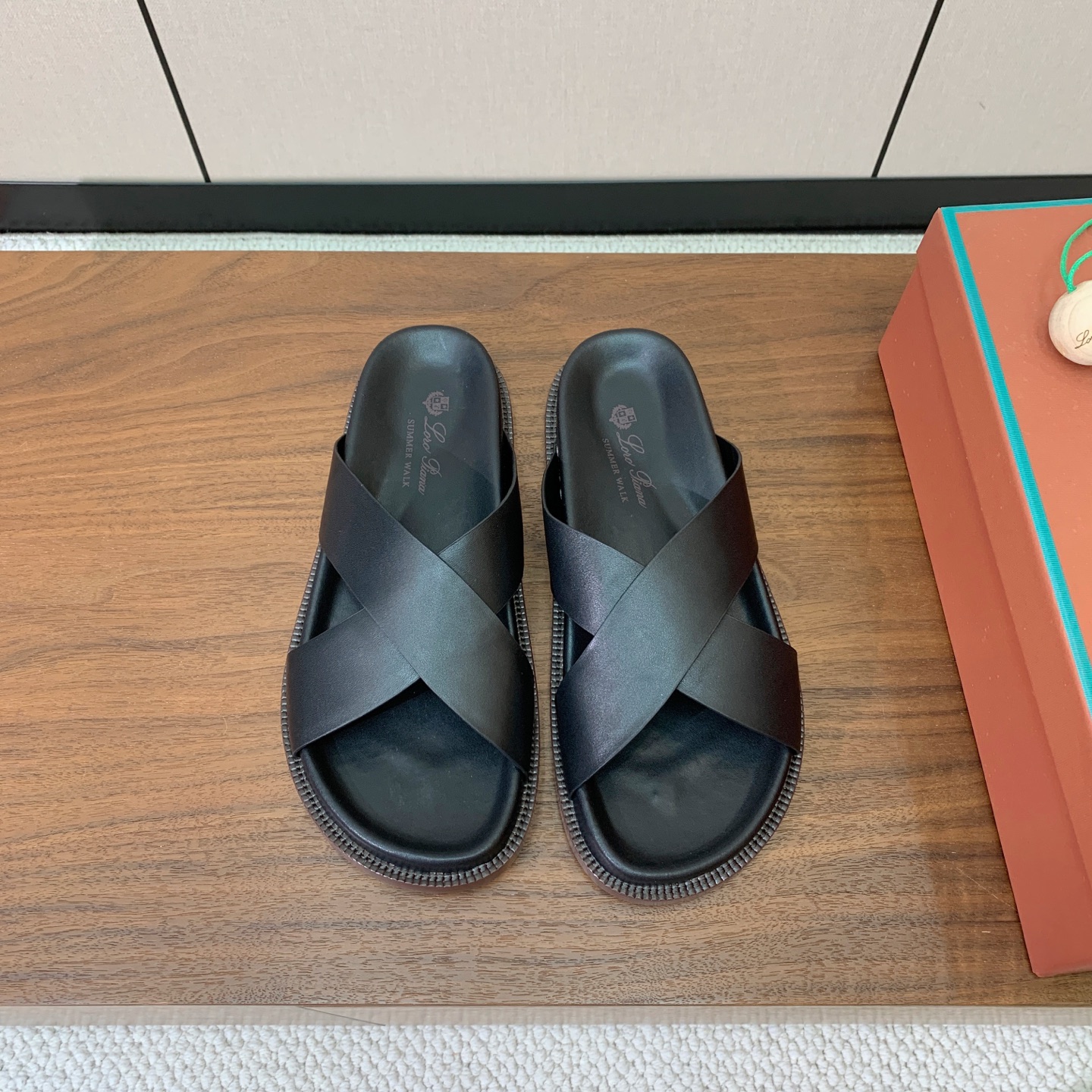 【Loro Piana】男款拖鞋。时尚性与皮料实用性同样兼具依然全网最高品质。鞋面牛皮，羊皮内里，注塑真